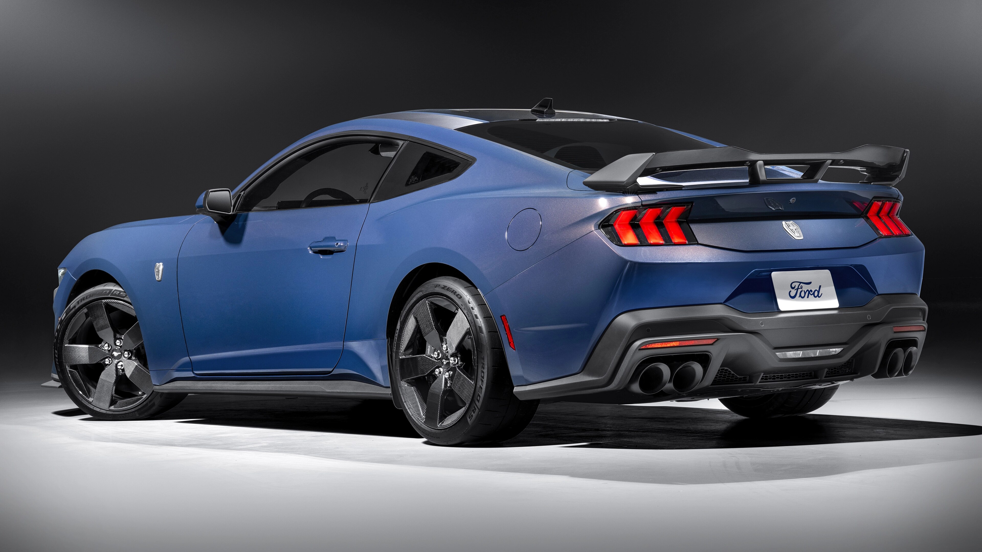Une Ford Mustang® Dark Horse™ 2025 Coupé stationnée