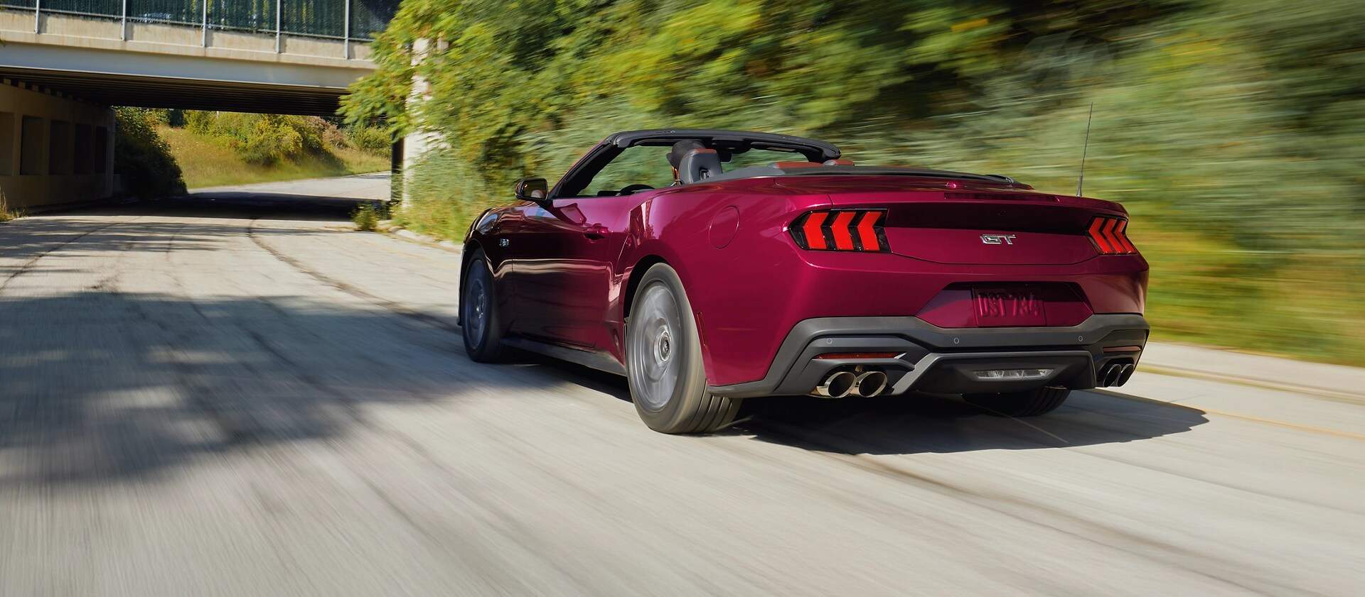 Ford Mustang® GT Premium décapotable 2026 circulant sur une autoroute