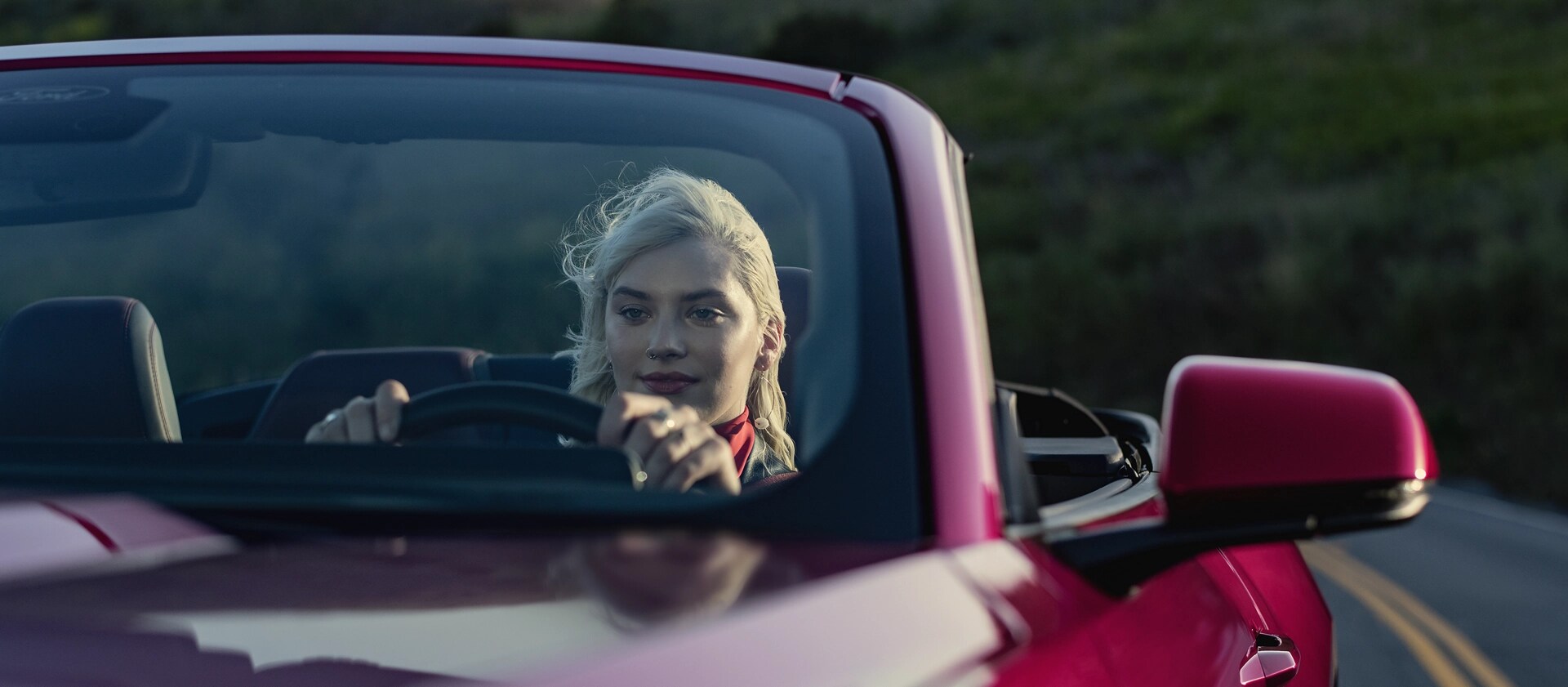 Personne conduisant une Ford Mustang® GT décapotable 2026 sur une autoroute