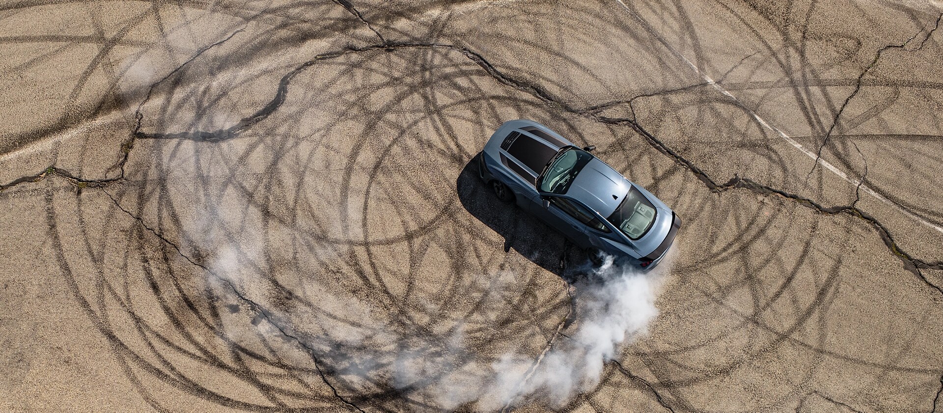 Ford Mustang Dark Horse® 2026 Coupé effectuant des burnouts sur une piste fermée