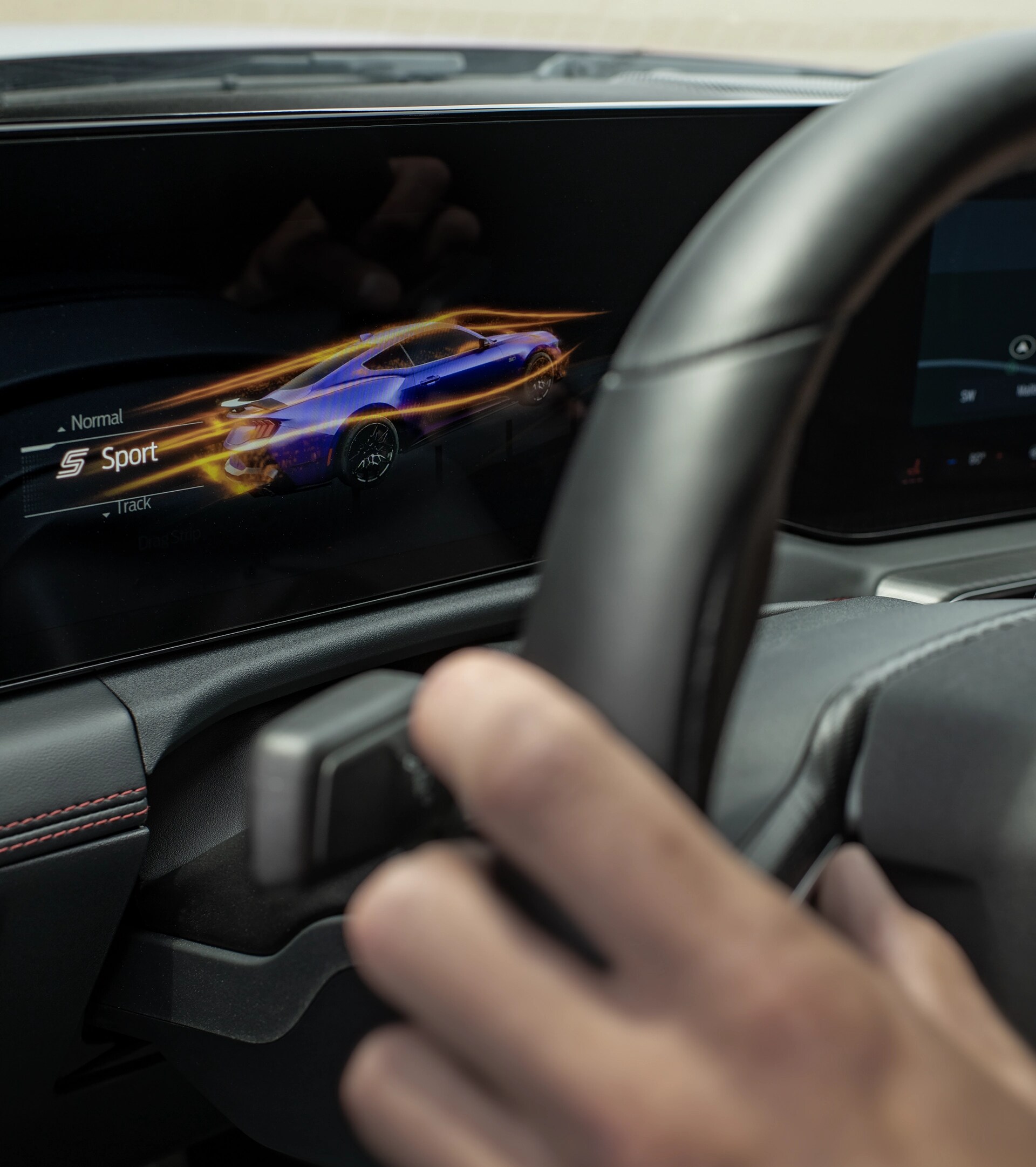 Main du conducteur sur le volant d’une Ford Mustang® 2026 avec tableau de bord numérique