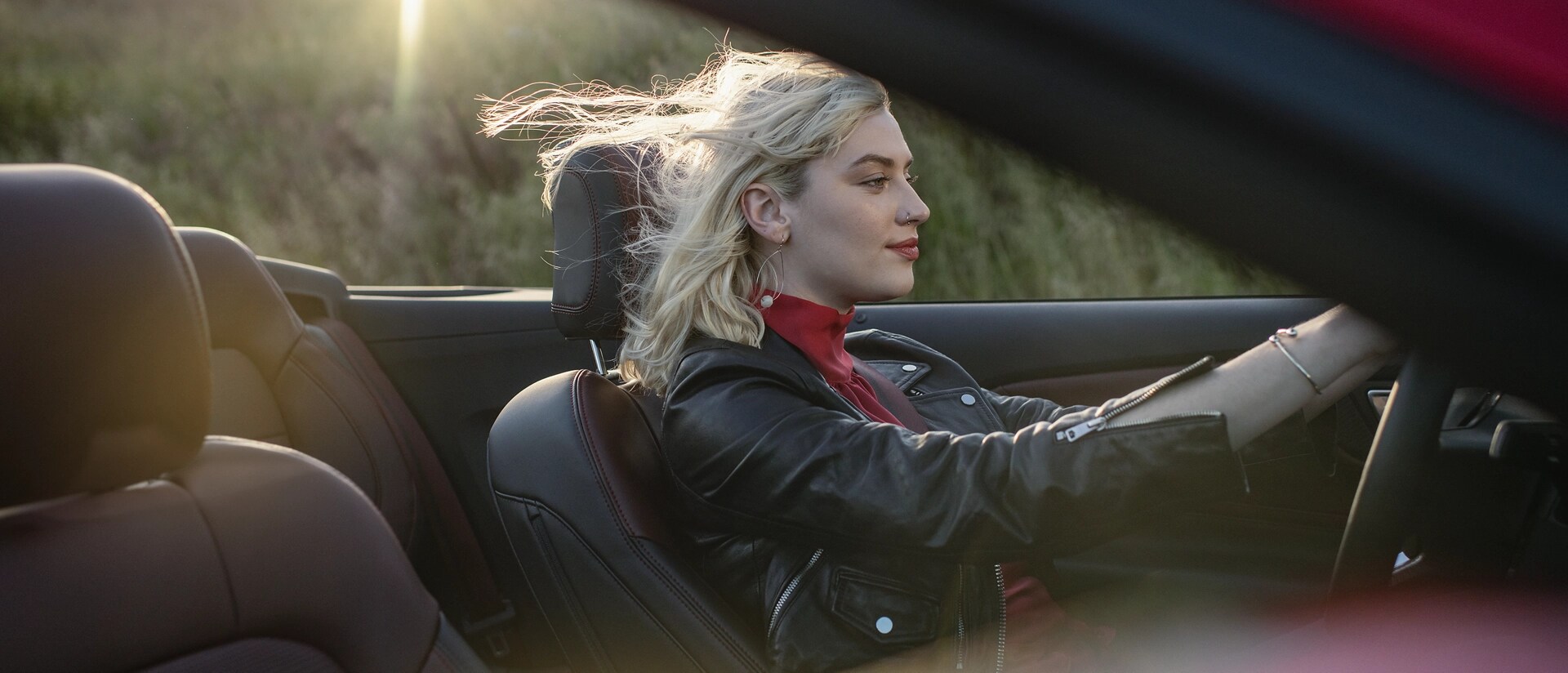 Personne conduisant une Ford Mustang® GT décapotable 2026 sur une autoroute