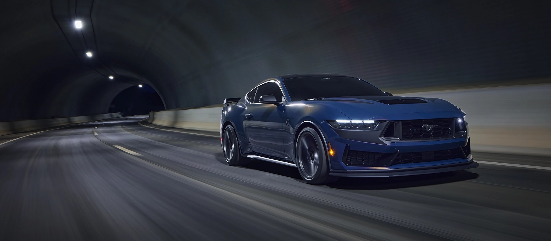 Ford Mustang Dark Horse® Coupé 2026 qui conduit dans un tunnel