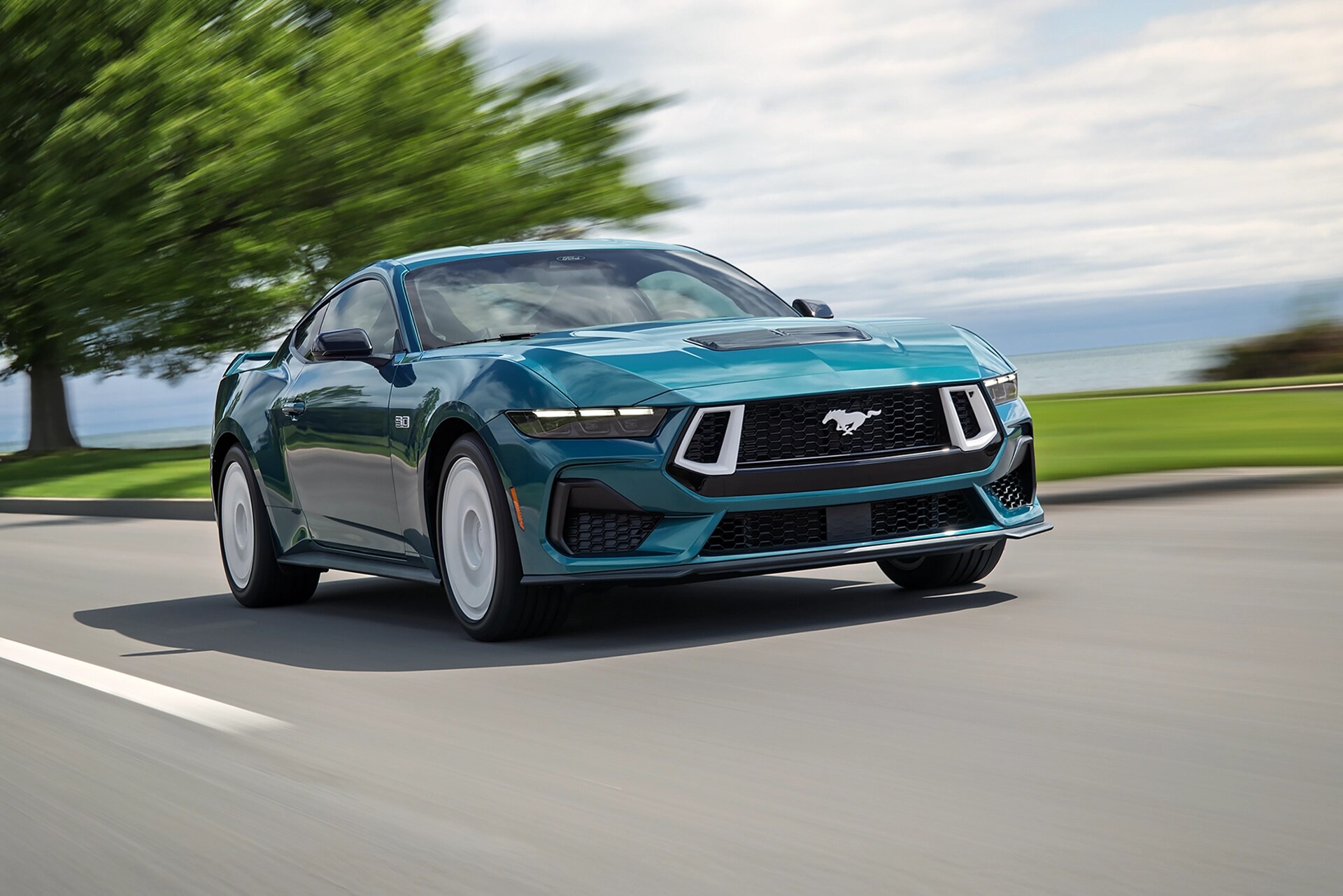 Une Ford Mustang® GT Premium 2026 avec ensemble FX en option circulant près d’un lac