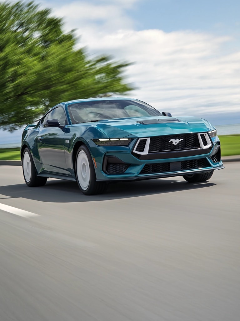 Une Ford Mustang® GT Premium 2026 avec l’ensemble FX en option circulant près d’un lac
