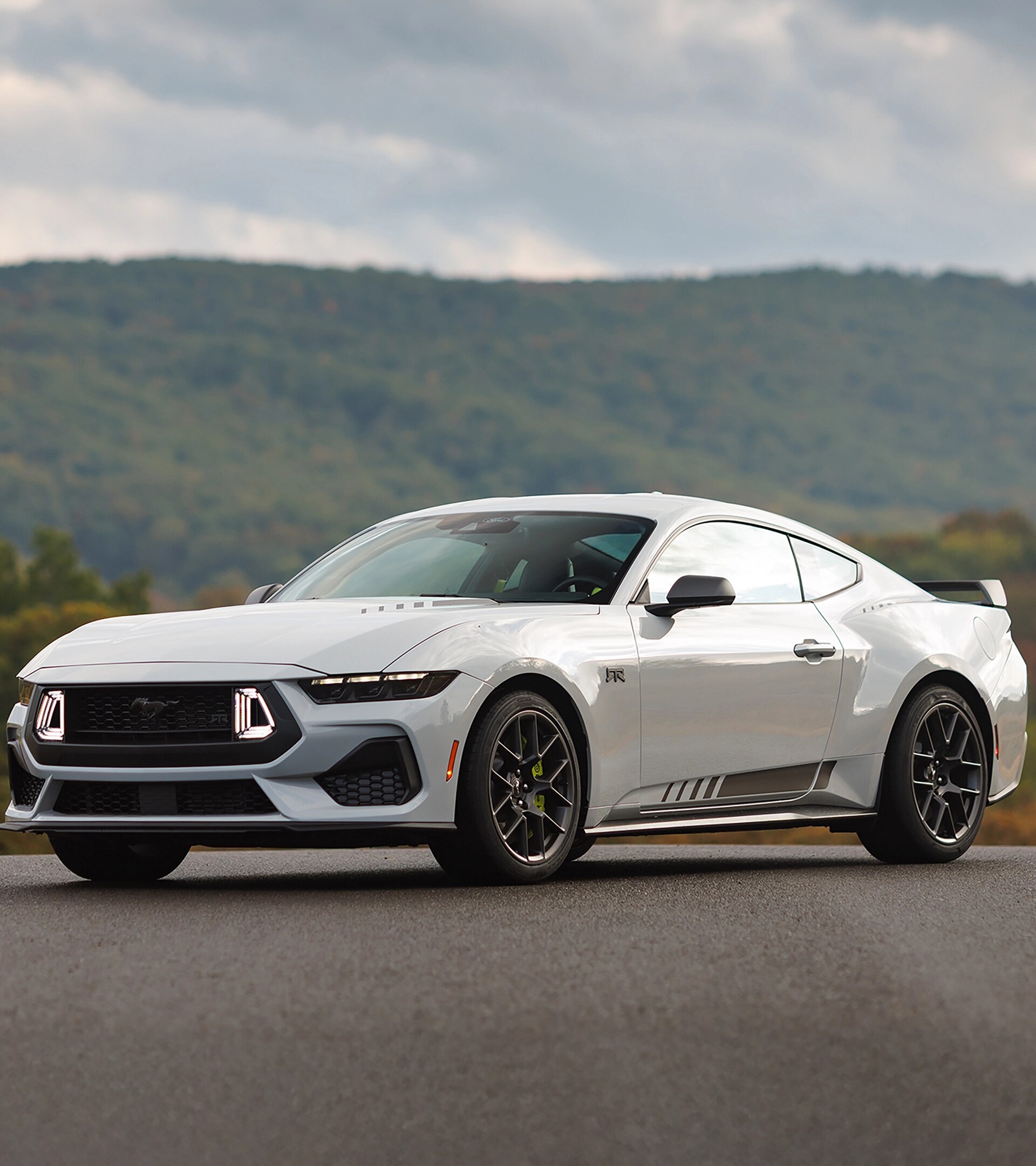 Ford Mustang® RTR® coupé 2026 garée sur une route au sommet d'une colline