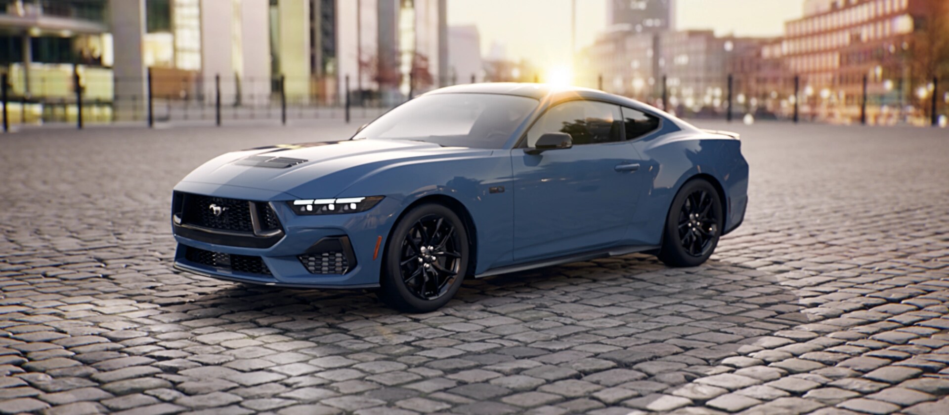 Une Ford Mustang® GT Premium Coupé 2026 stationnée dans une place du centre-ville