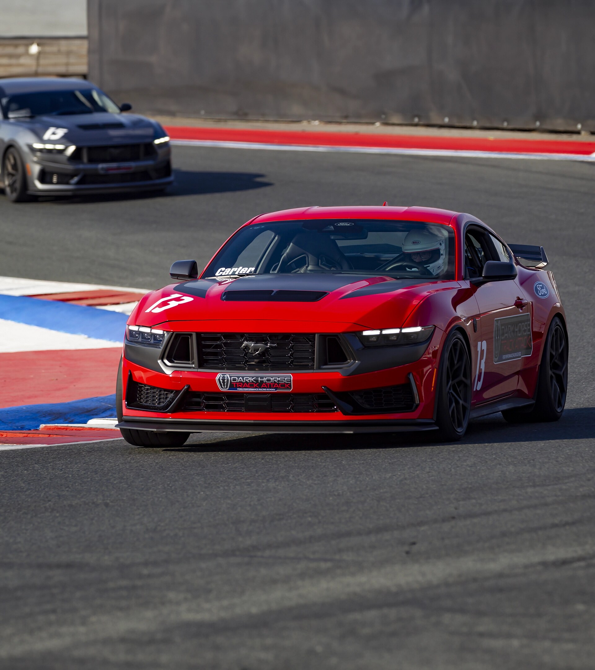 Dark Horse® Track Attack de Mustang® Coupé 2026 conduit sur un parcours fermé