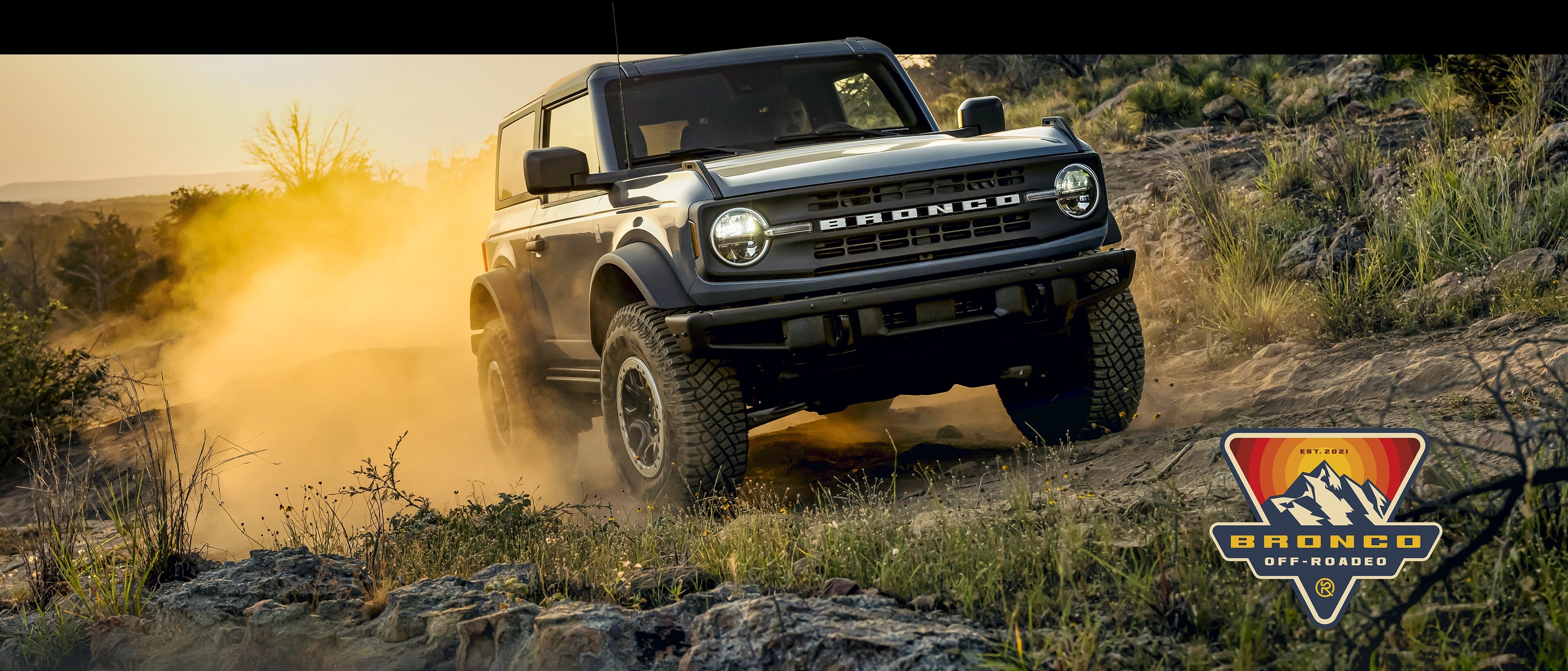 Bronco Off-Roadeo. Un Ford Bronco roule sur une colline rocheuse.