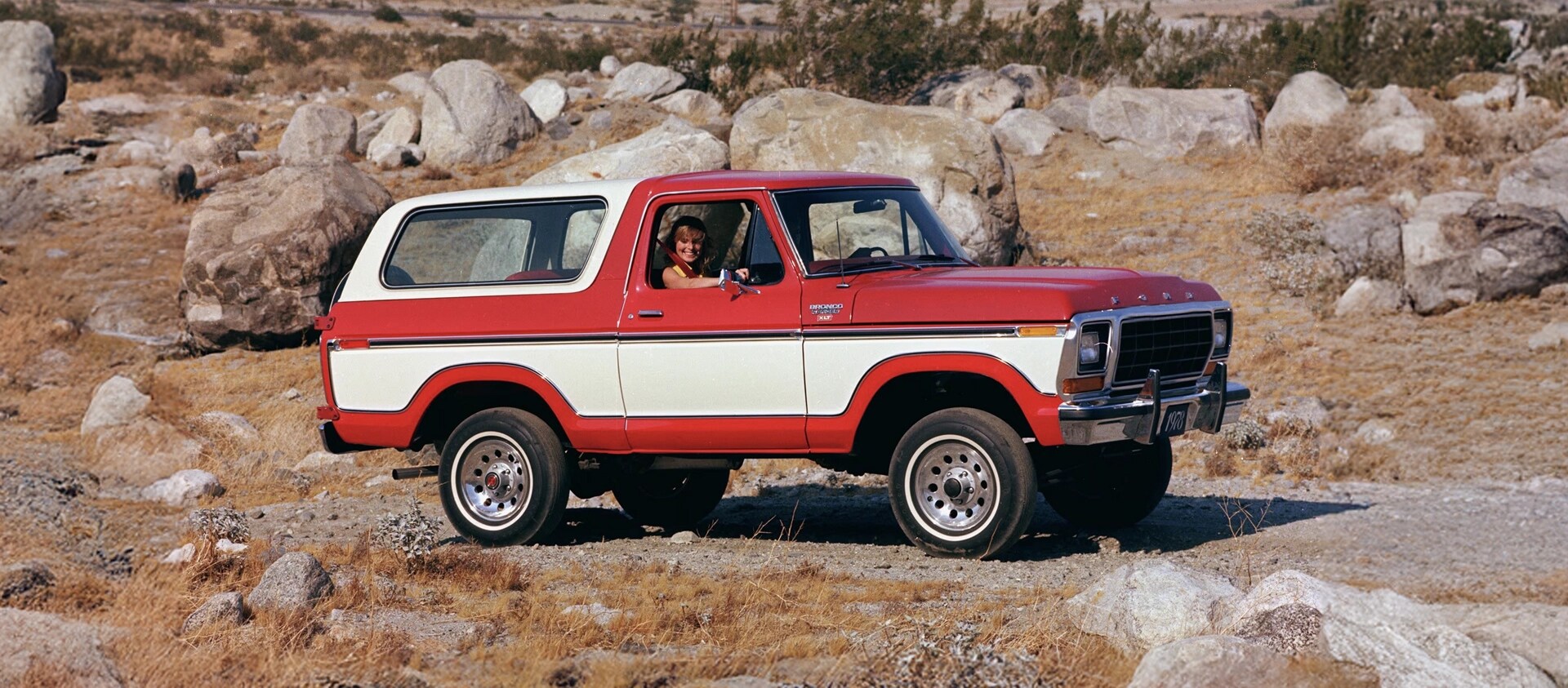 Bronco 1978 garé sur un chemin de gravier.