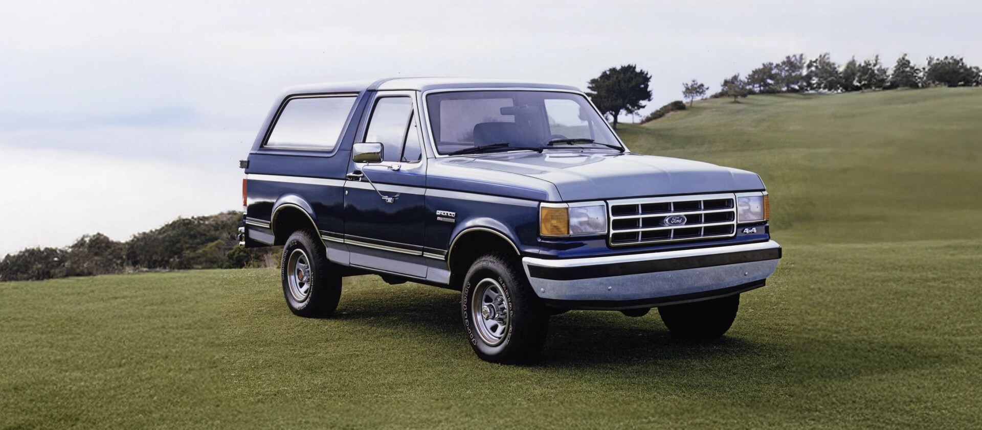 Bronco de quatrième génération garé sur une colline.