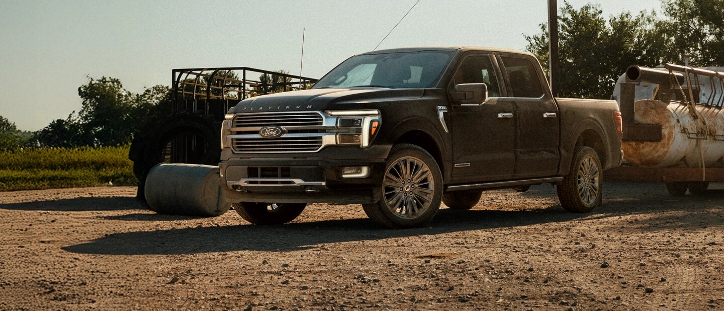 Un F 150 remorquant du matériel lourd.