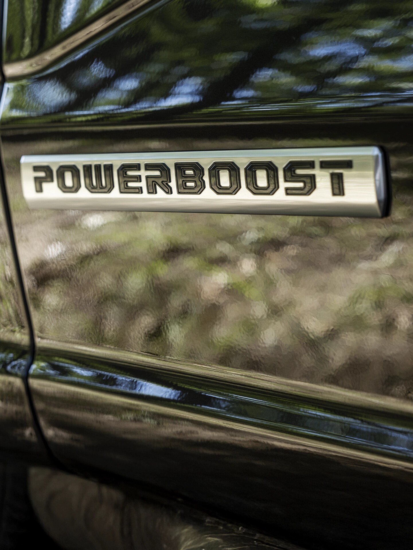 Gros plan du logo Powerboost sur un F 150 2024 noir.