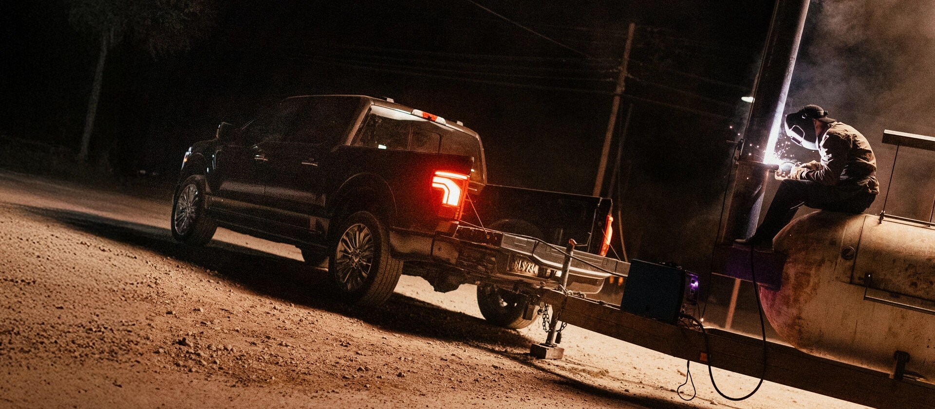 Un homme utilise la fonction Pro Power Onboard pour alimenter un outil branché sur un F-150.
