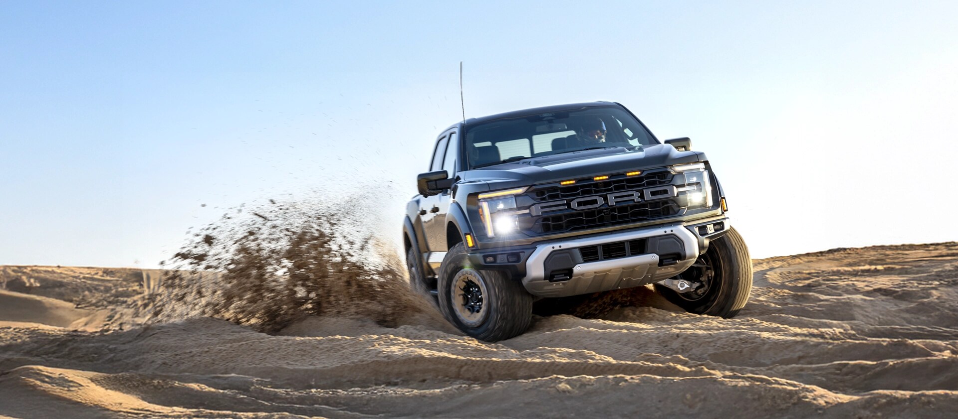 Un Ford Raptor roulant dans le sable.