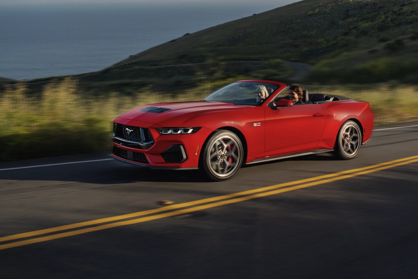 Une Mustang décapotable sur une route à deux voies