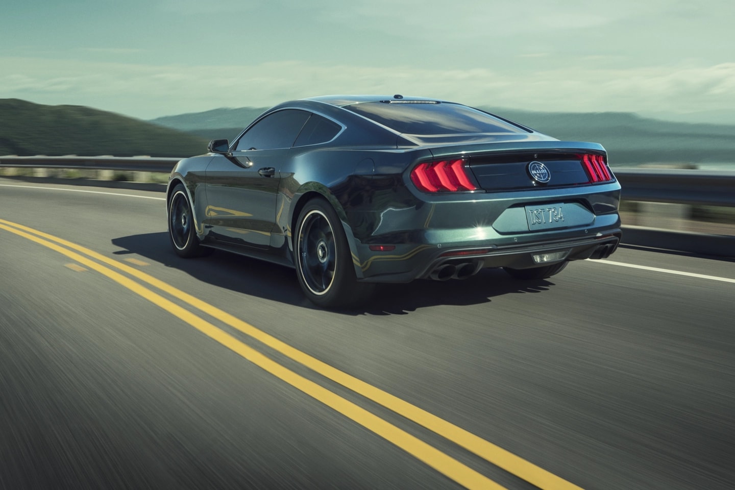 Une Mustang coupé roule sur l’autoroute.