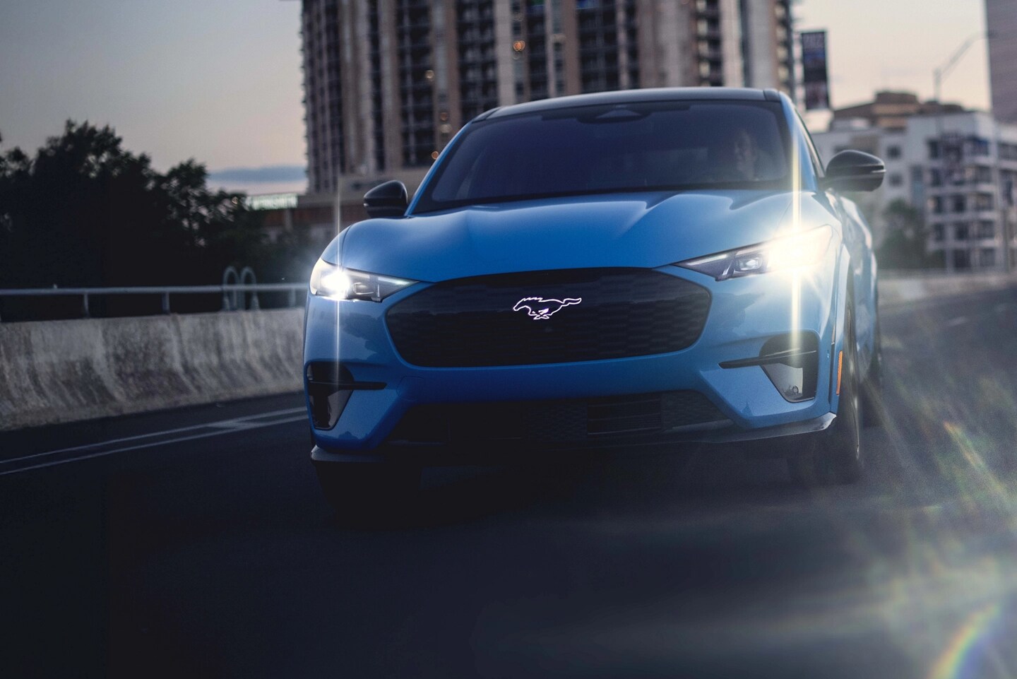 Une Mustang Mach-E sur l’autoroute