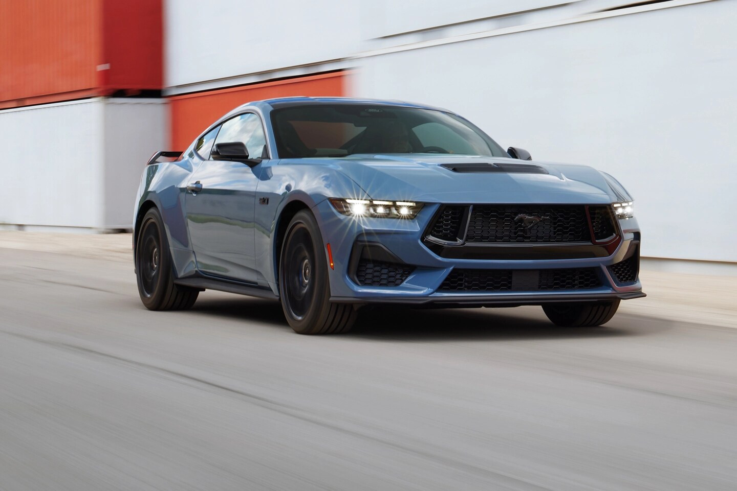 Une Mustang GT sur une route urbaine.