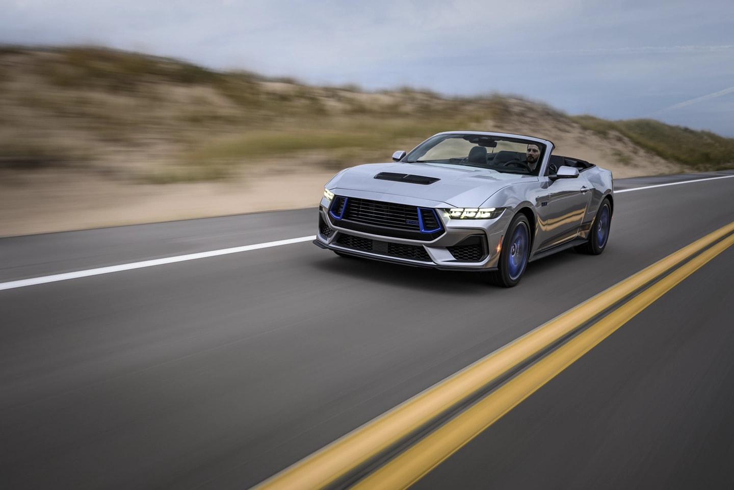 Une Mustang décapotable sur une route à deux voies