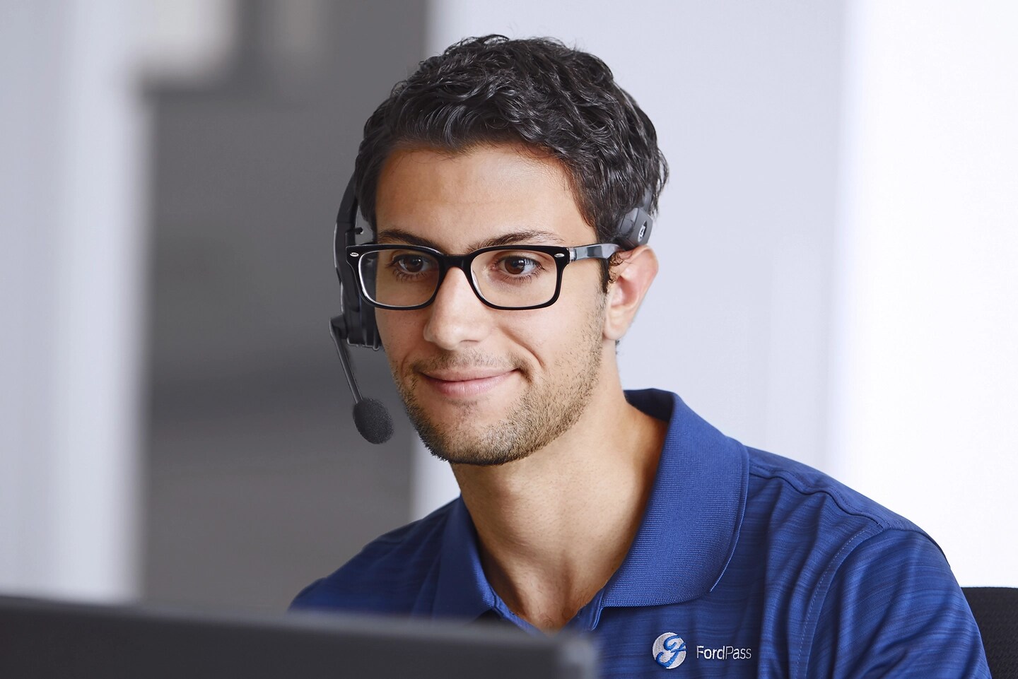 Un agent d'un centre d'appel regarde un ordinateur