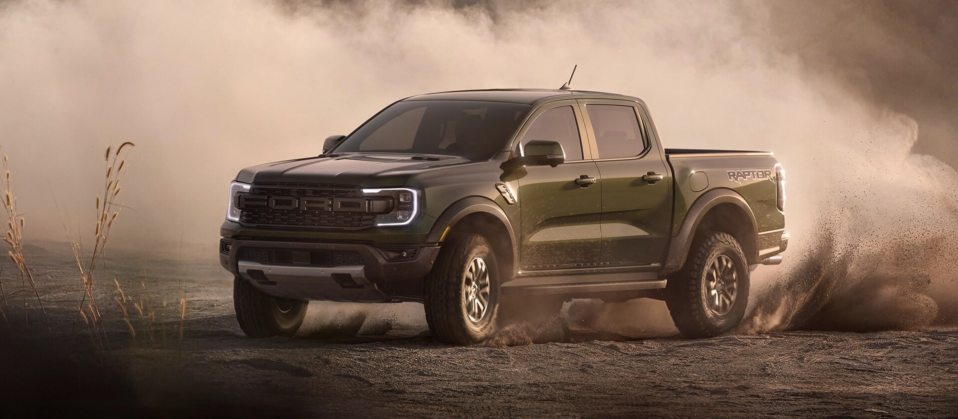Un camion Ford Ranger® Raptor® 2025 étant conduit projetant de la poussière