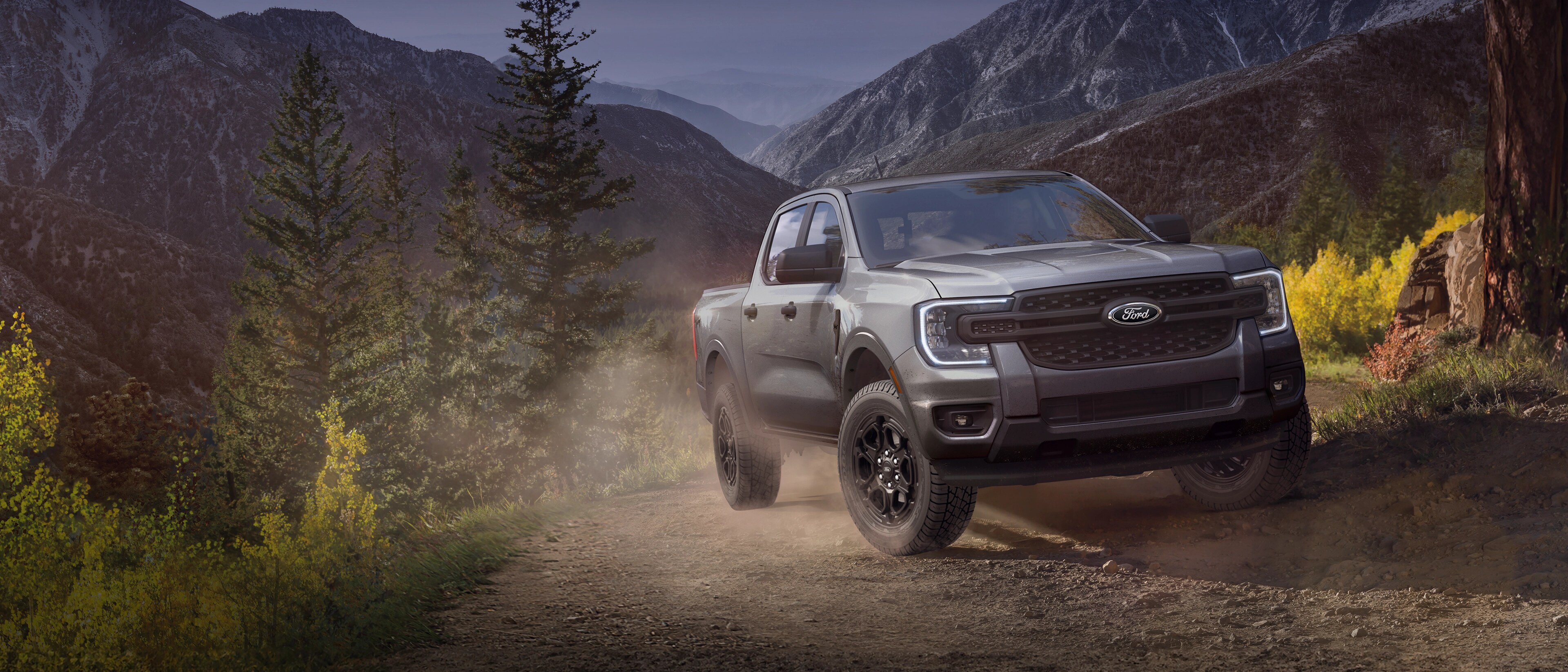 Un camion Ford Ranger® 2025 étant conduit sur un sentier de montagne