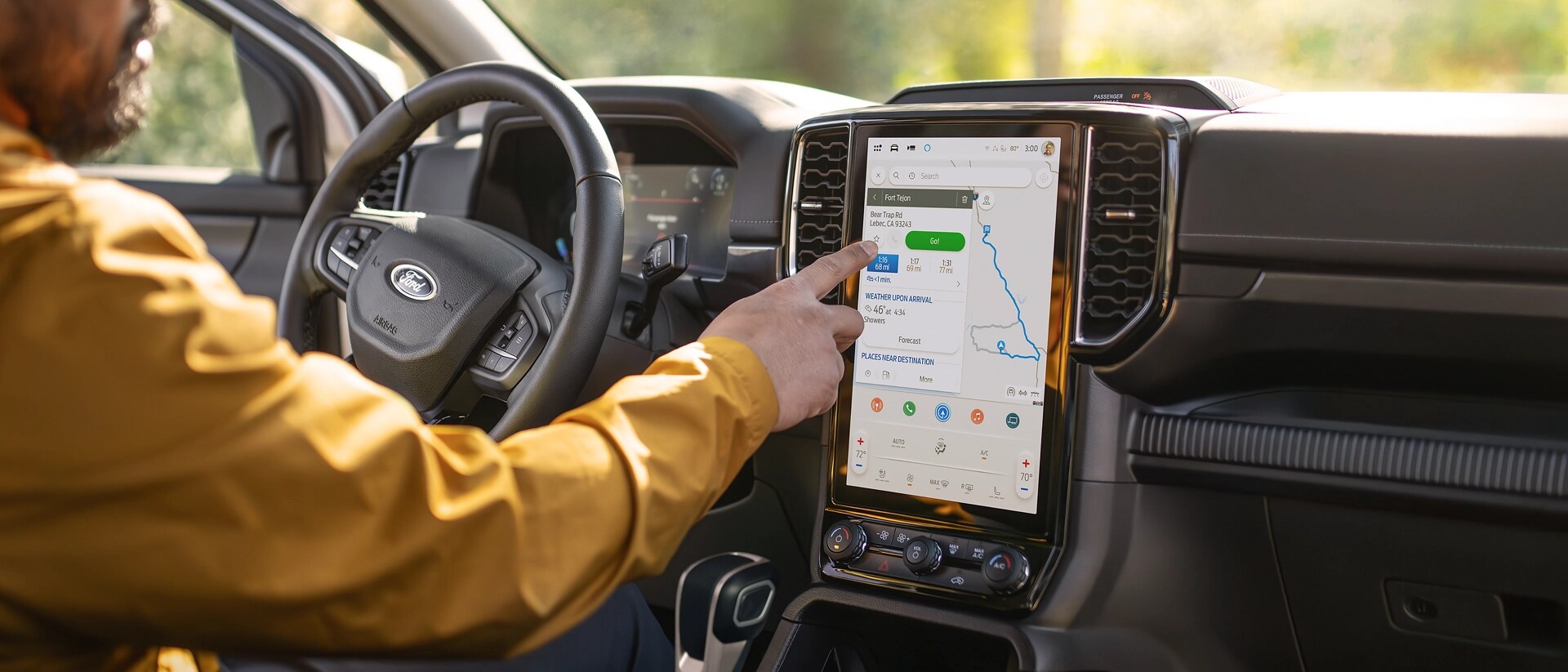 Personne utilisant un écran tactile de 12 po dans le Ford Ranger® 2025