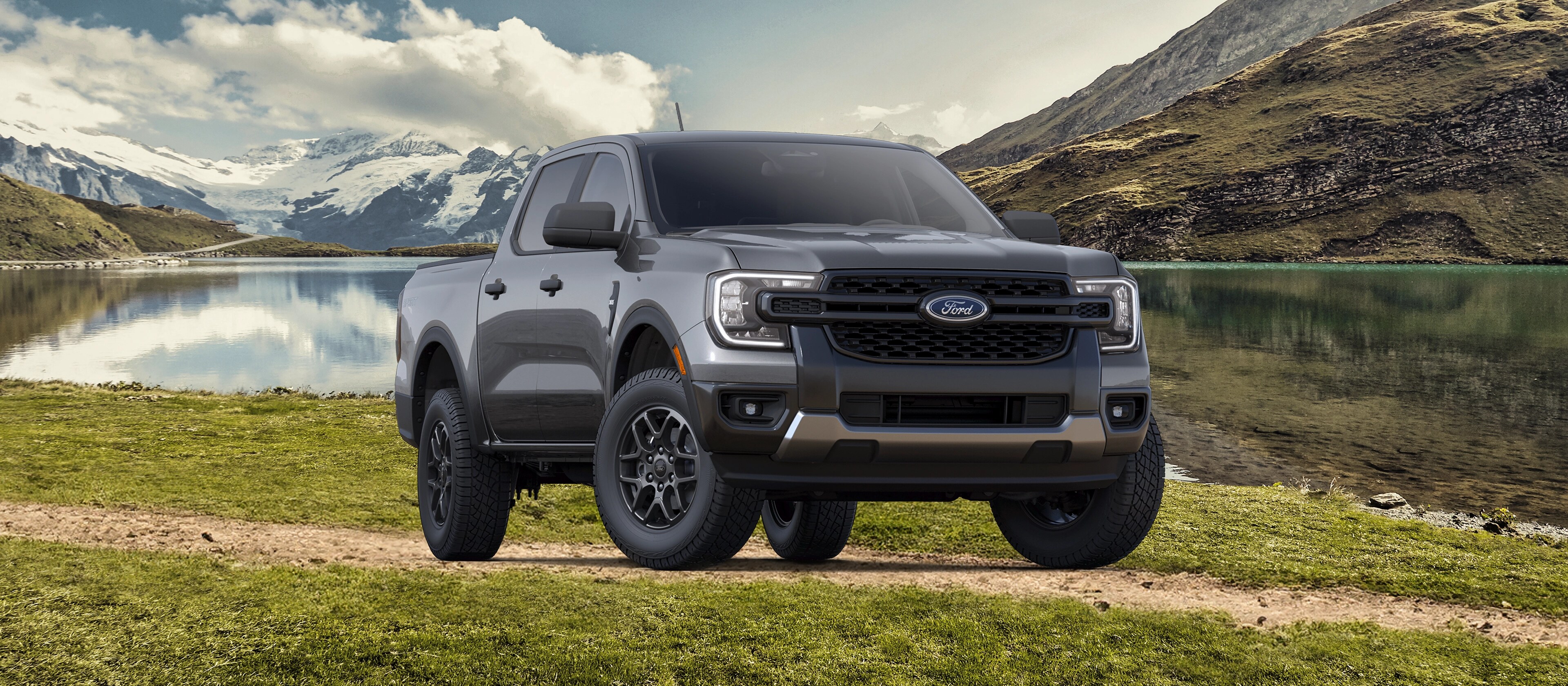Un ensemble décor sport Ford Ranger® 2025 stationné sur du gravier au pied des montagnes