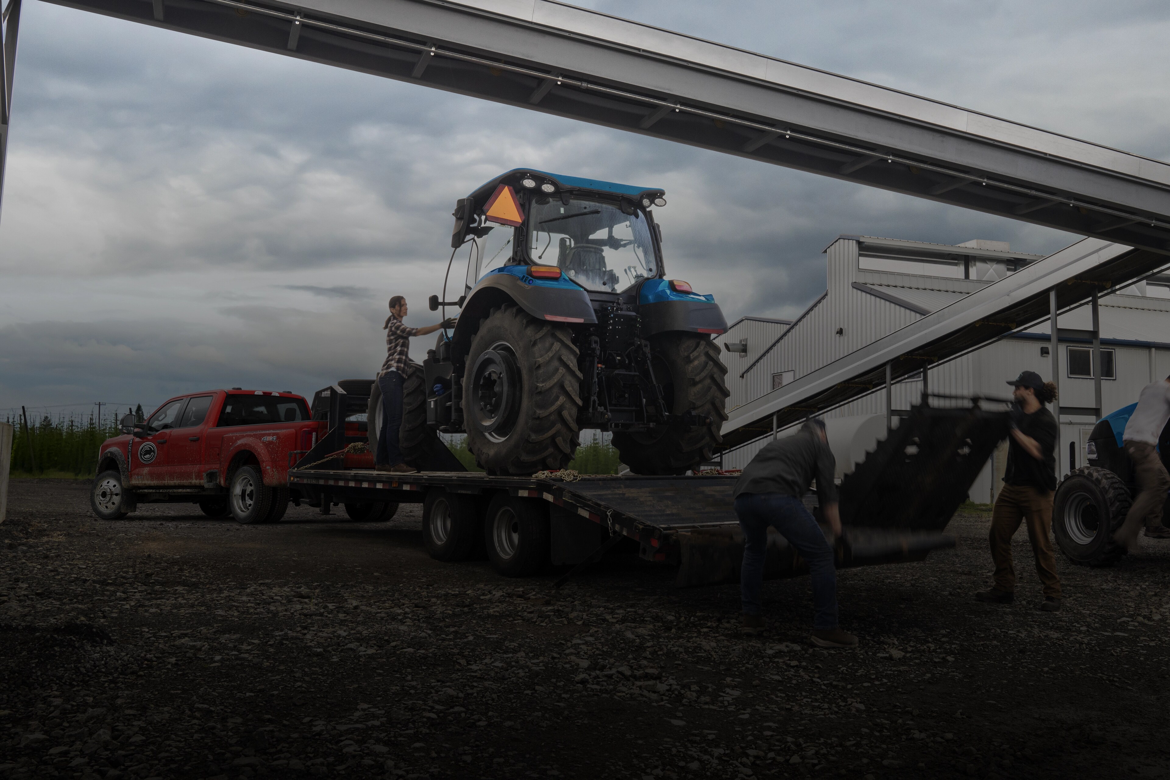 Ford Super Duty® F-450® XL 2026 tirant une remorque avec un gros tracteur