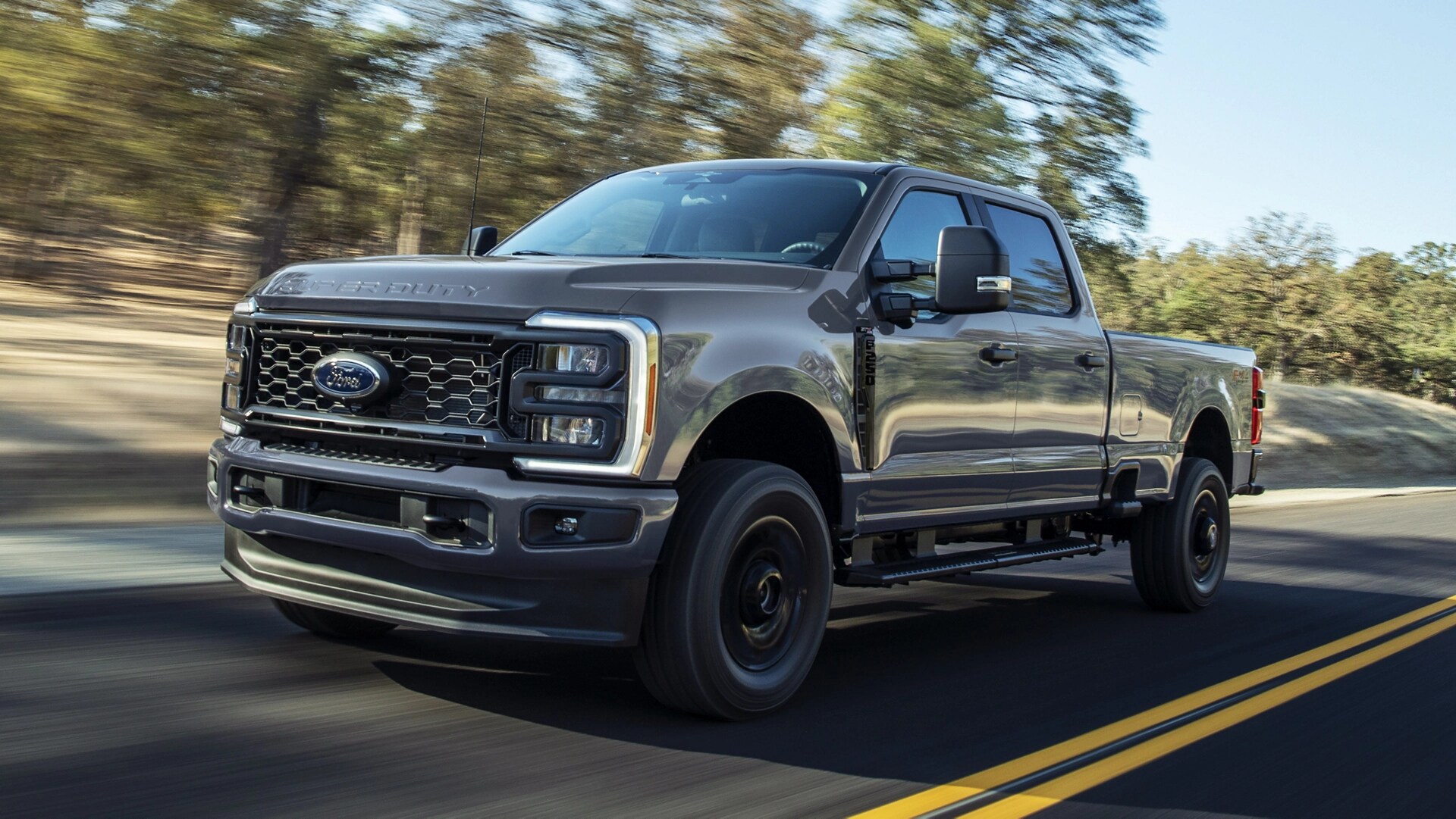 Ford Super Duty® 2026 avec ensemble décor STX® circulant sur la route