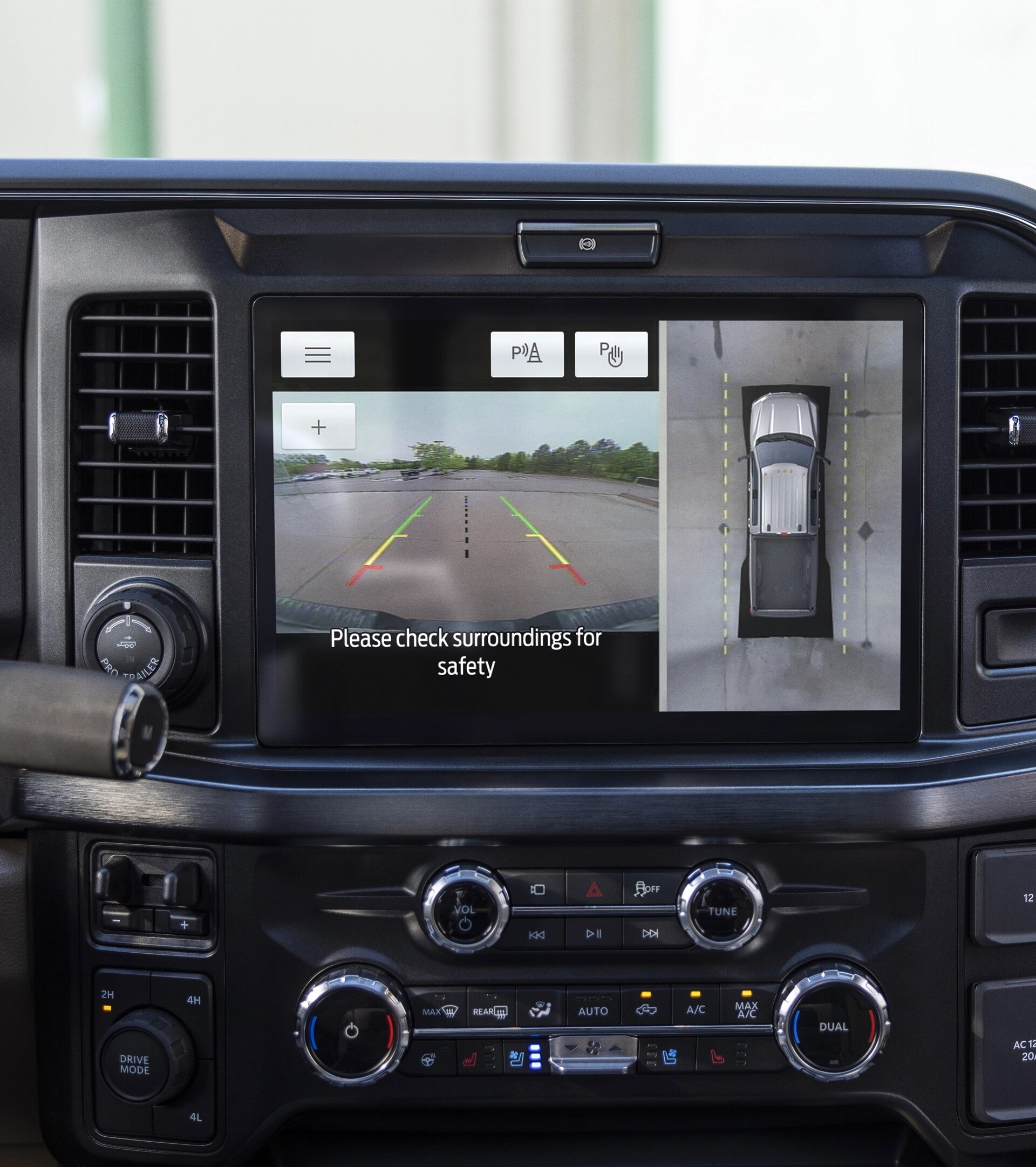 Gros plan de l’écran central montrant la vue à 360 degrés de la caméra