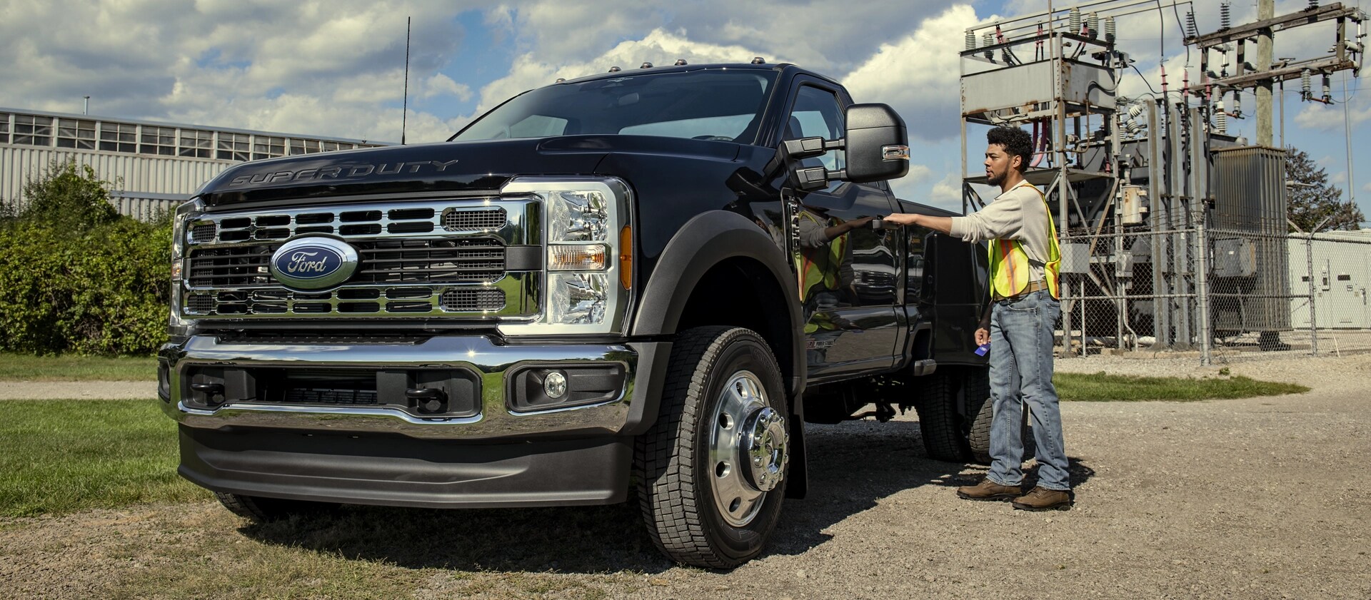 Une personne ouvrant la porte du conducteur de son modèle Ford Super Duty® F-450® XL 2026 avec l’ensemble décor chromé
