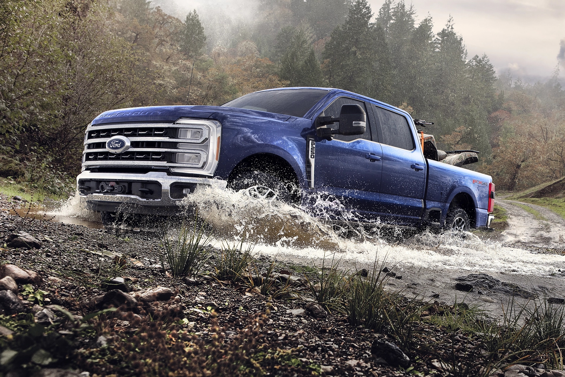 Ford Super Duty® F-350® XL 2026 avec l’ensemble hors route Tremor® circulant dans un ruisseau peu profond