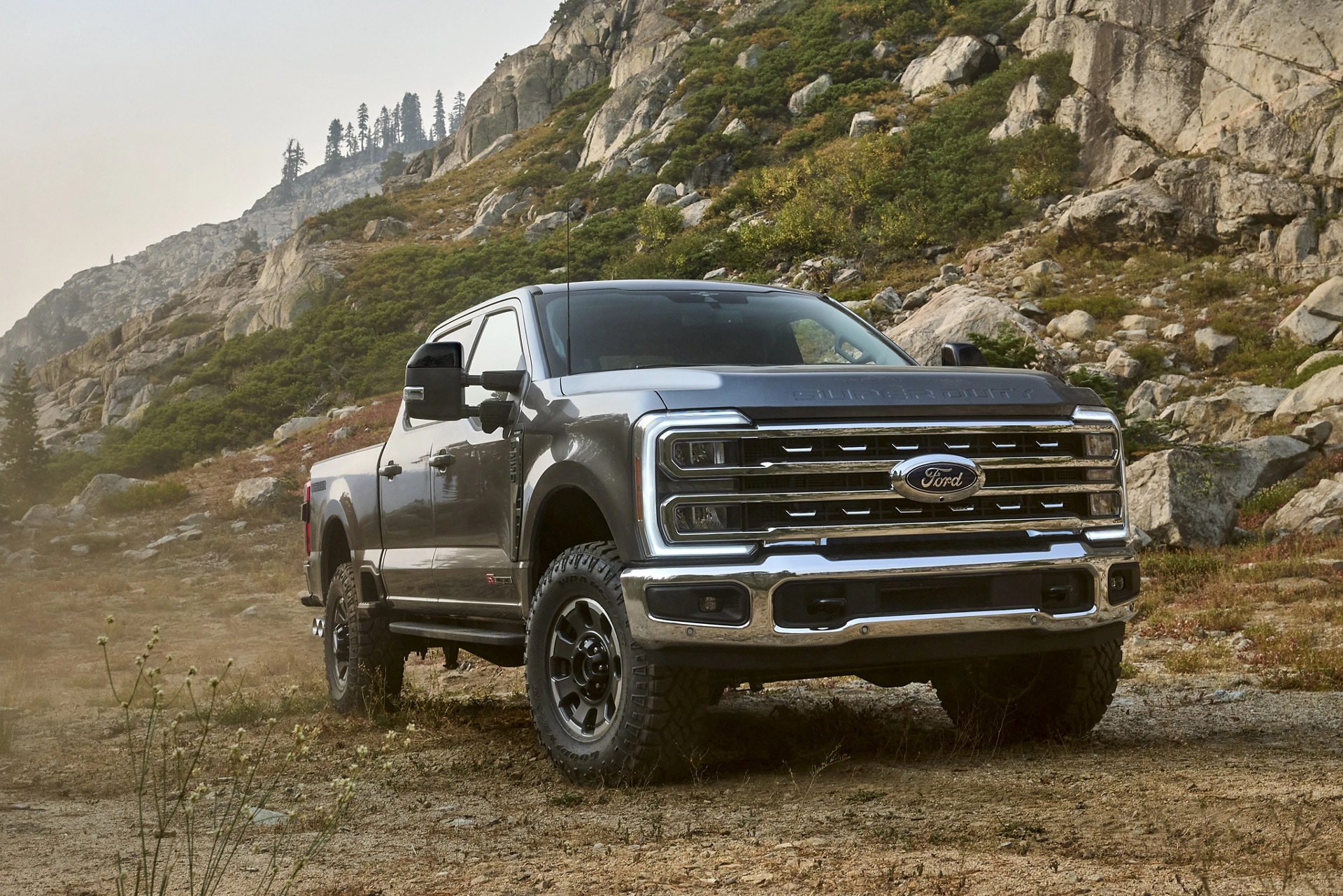 Un Ford Super Duty® F-250® 2026 avec l’ensemble hors route Tremor® stationné dans une vallée montagneuse
