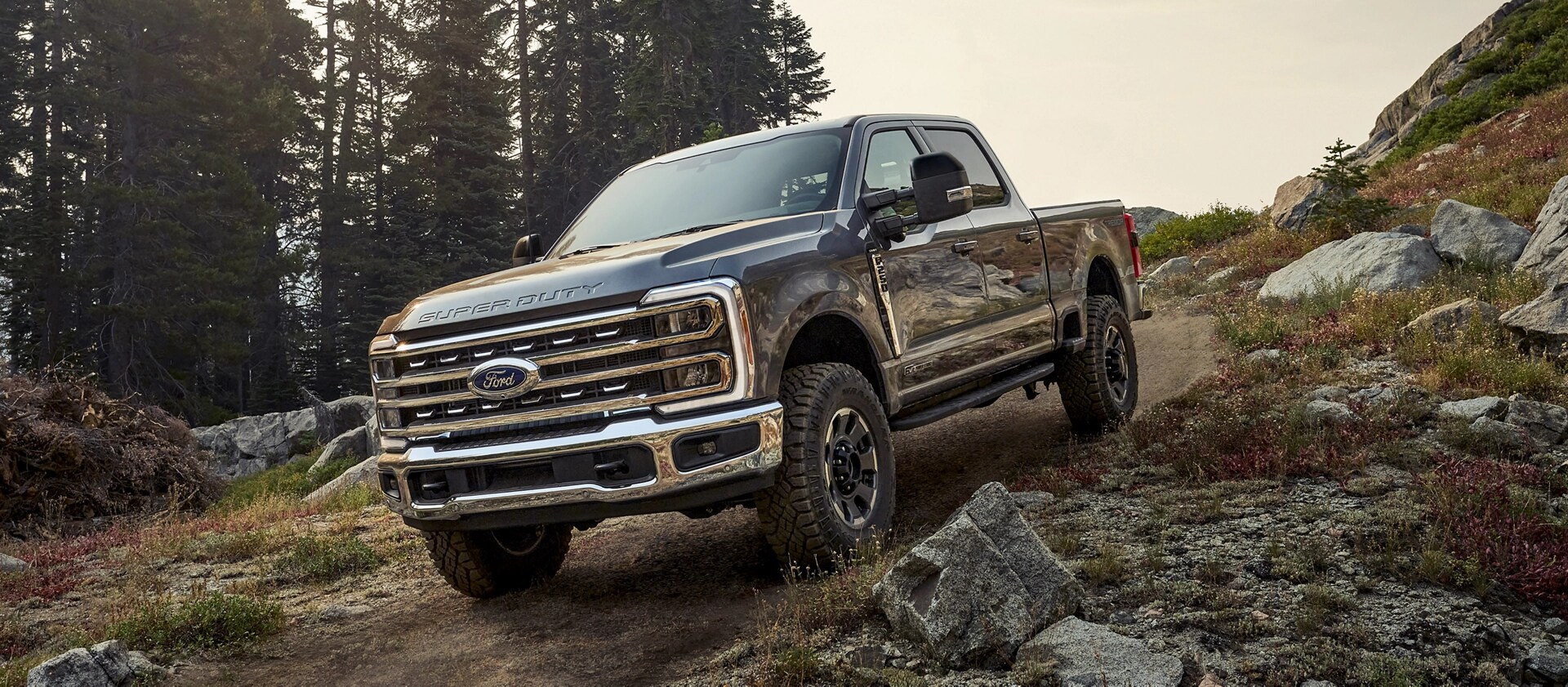 Ford Super Duty® F-250® 2026 avec ensemble tout-terrain Tremor® stationné sur un flanc de montagne rocheux
