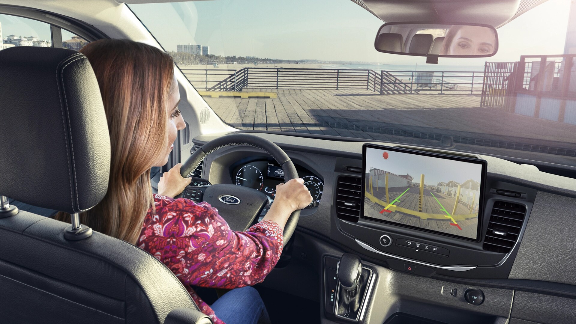 Une personne utilisant la caméra de recul dans la fourgonnette Ford Transit® 2025