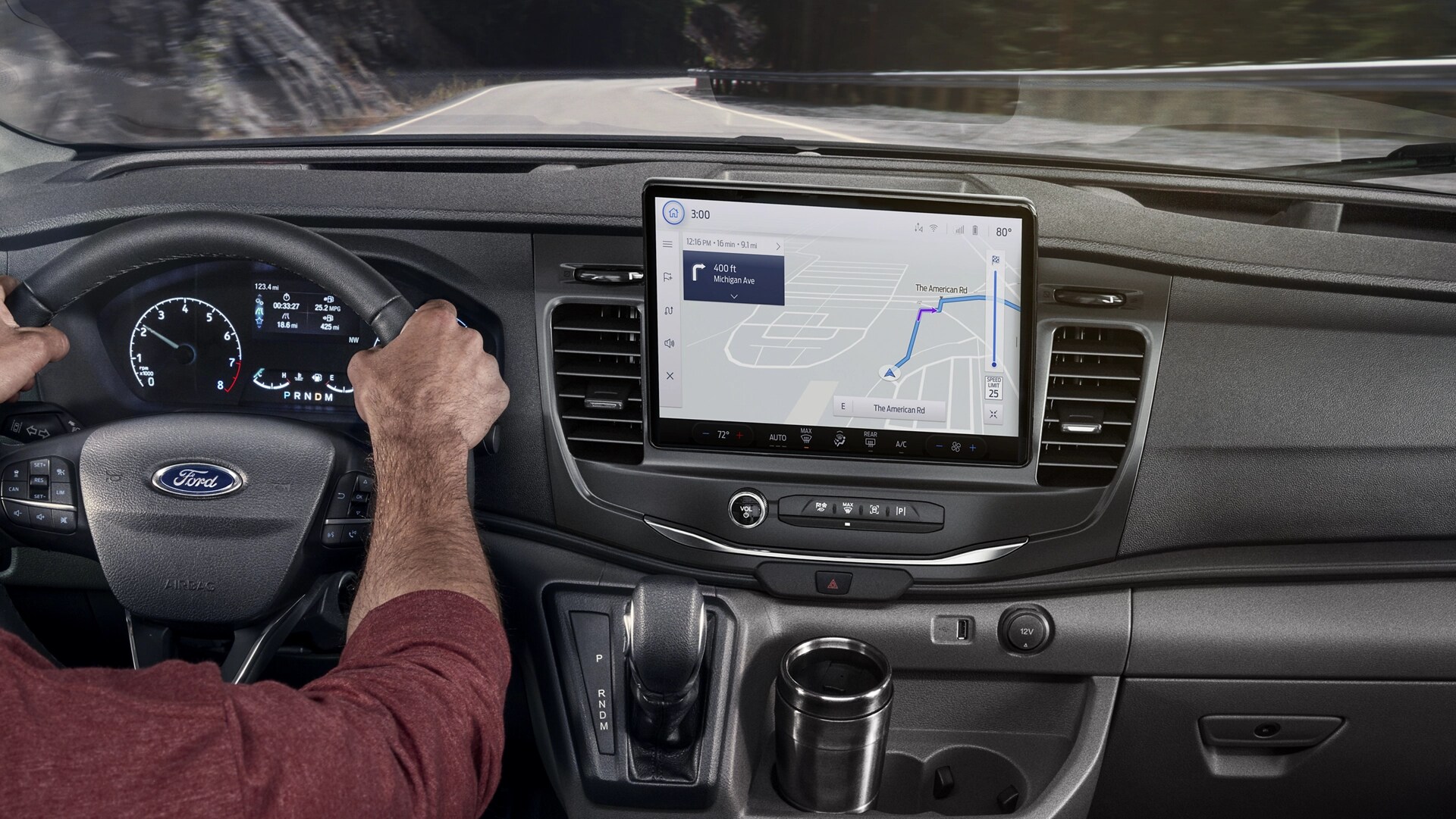 Gros plan du port USB du tableau de bord de la fourgonnette Ford Transit® 2025