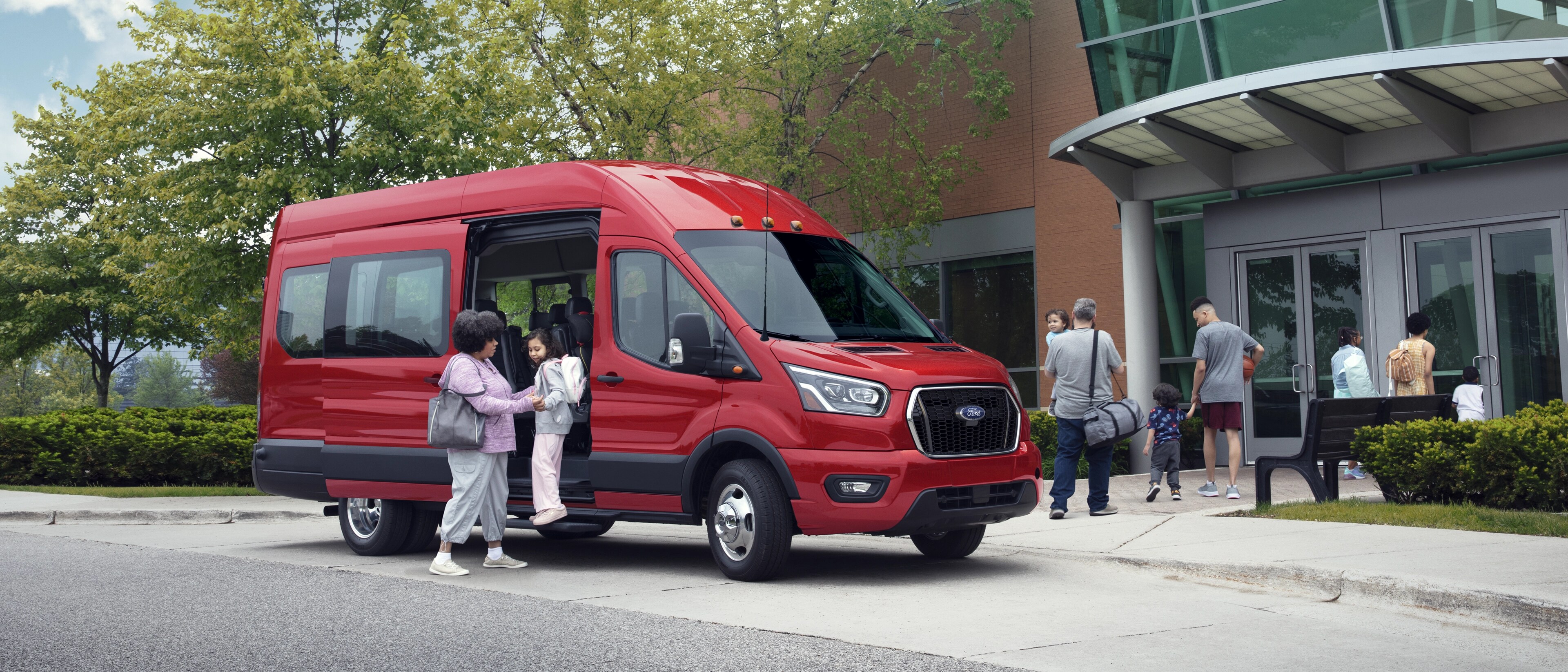 Une femme aidant une jeune fille à sortir de la fourgonnette Ford Transit® 2025