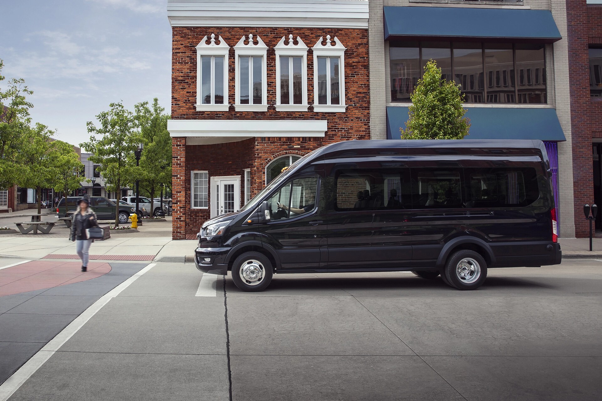 Une fourgonnette Ford Transit® 2025 arrêtée à une intersection