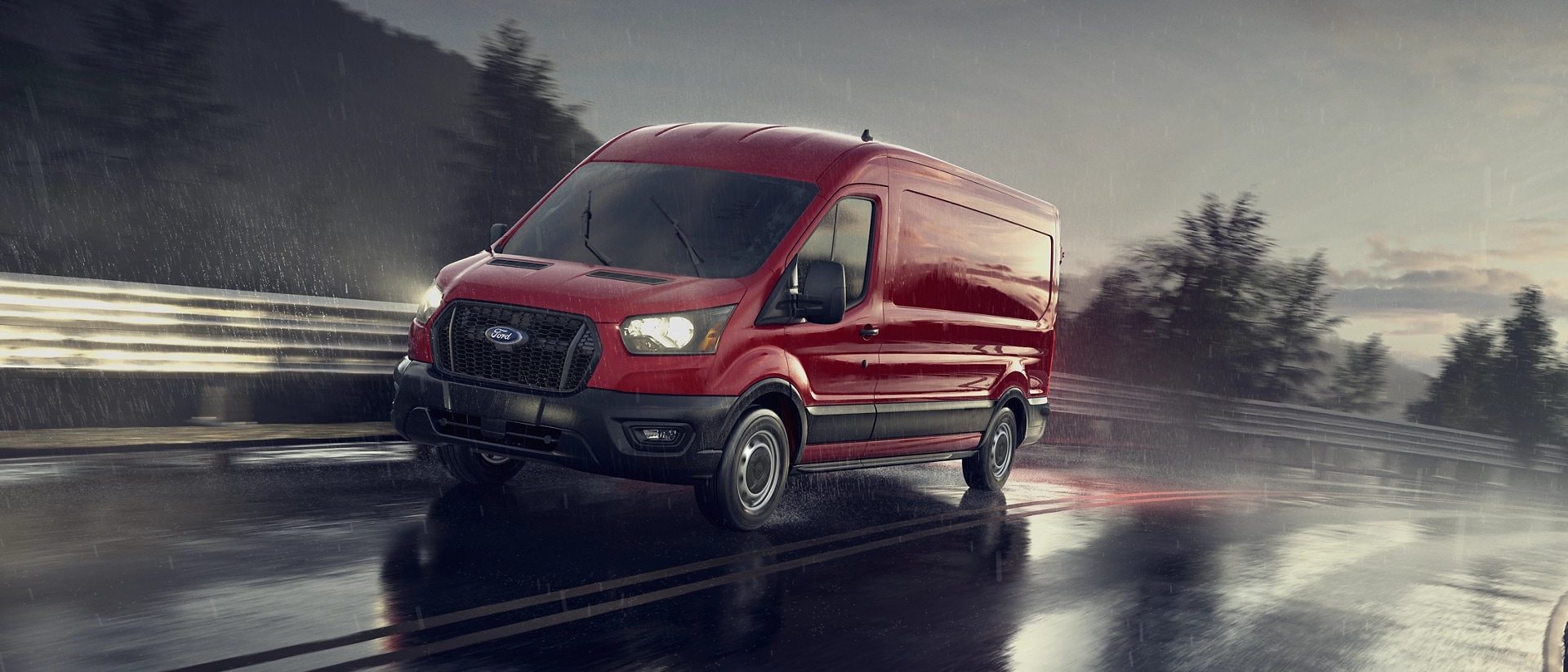 Vue arrière de l’intérieur de la fourgonnette Ford Transit® 2025