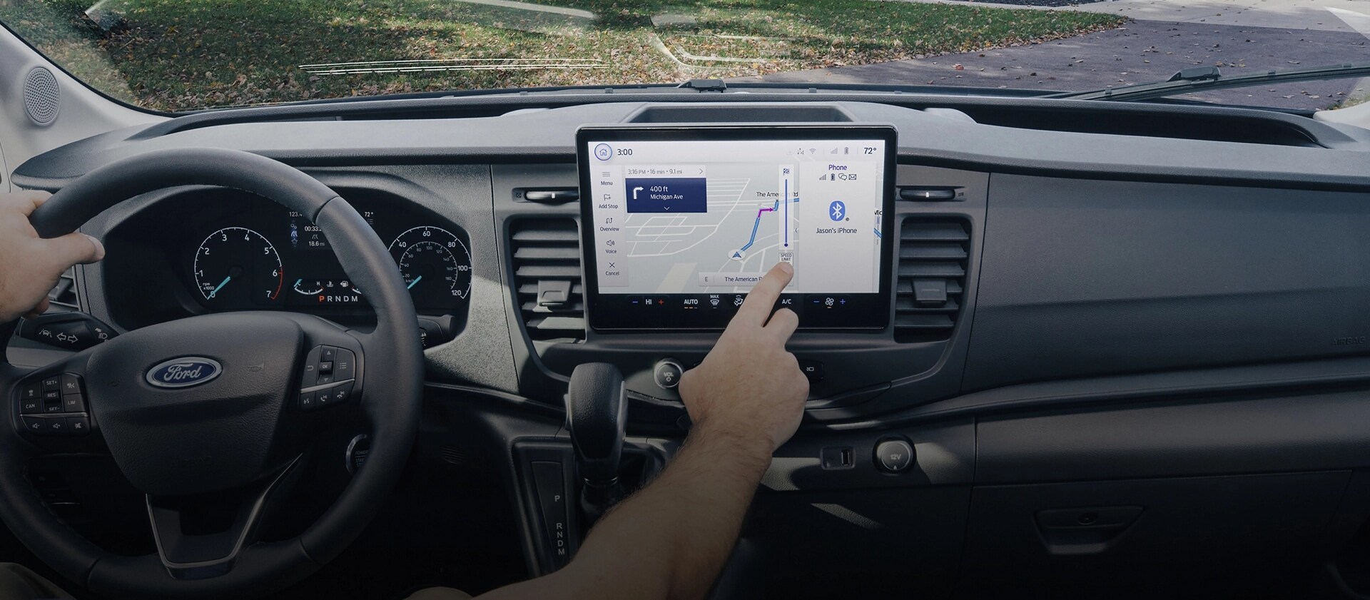 Intérieur d’une fourgonnette Ford Transit® 2025 avec une personne interagissant avec l’écran tactile