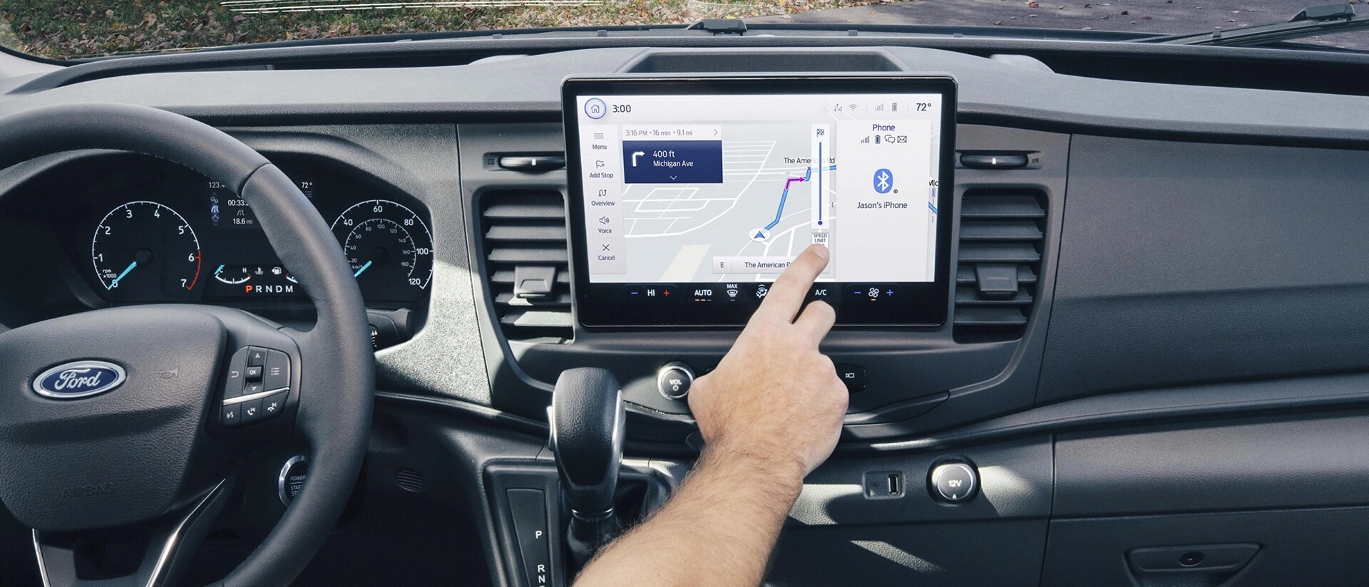 Intérieur d’une fourgonnette Ford Transit® 2025 avec une personne interagissant avec l’écran tactile