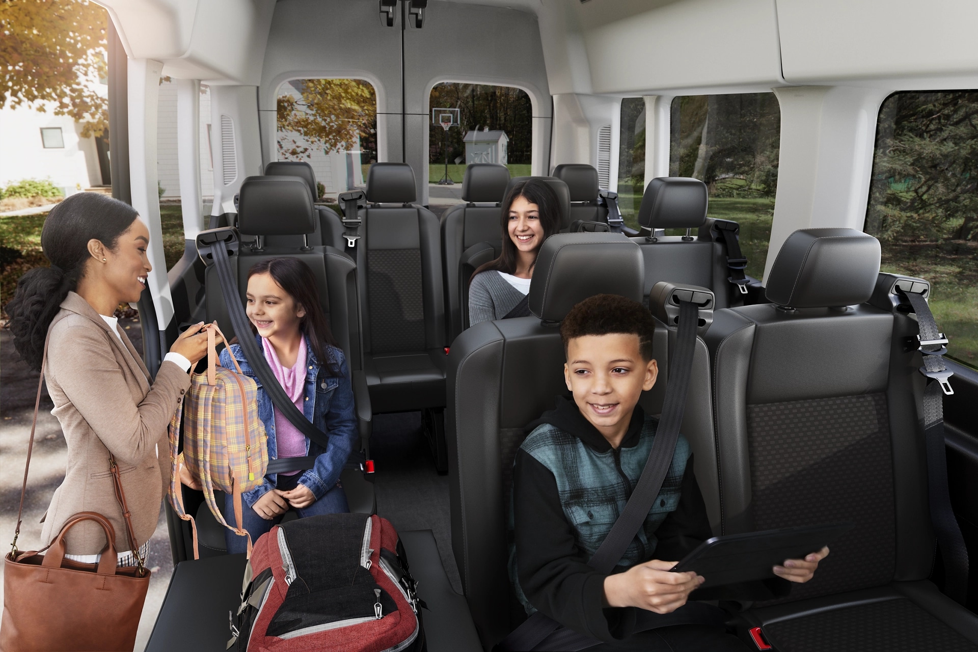 Vue intérieure de personnes assises sur les sièges arrière d’une fourgonnette Ford Transit® 2025