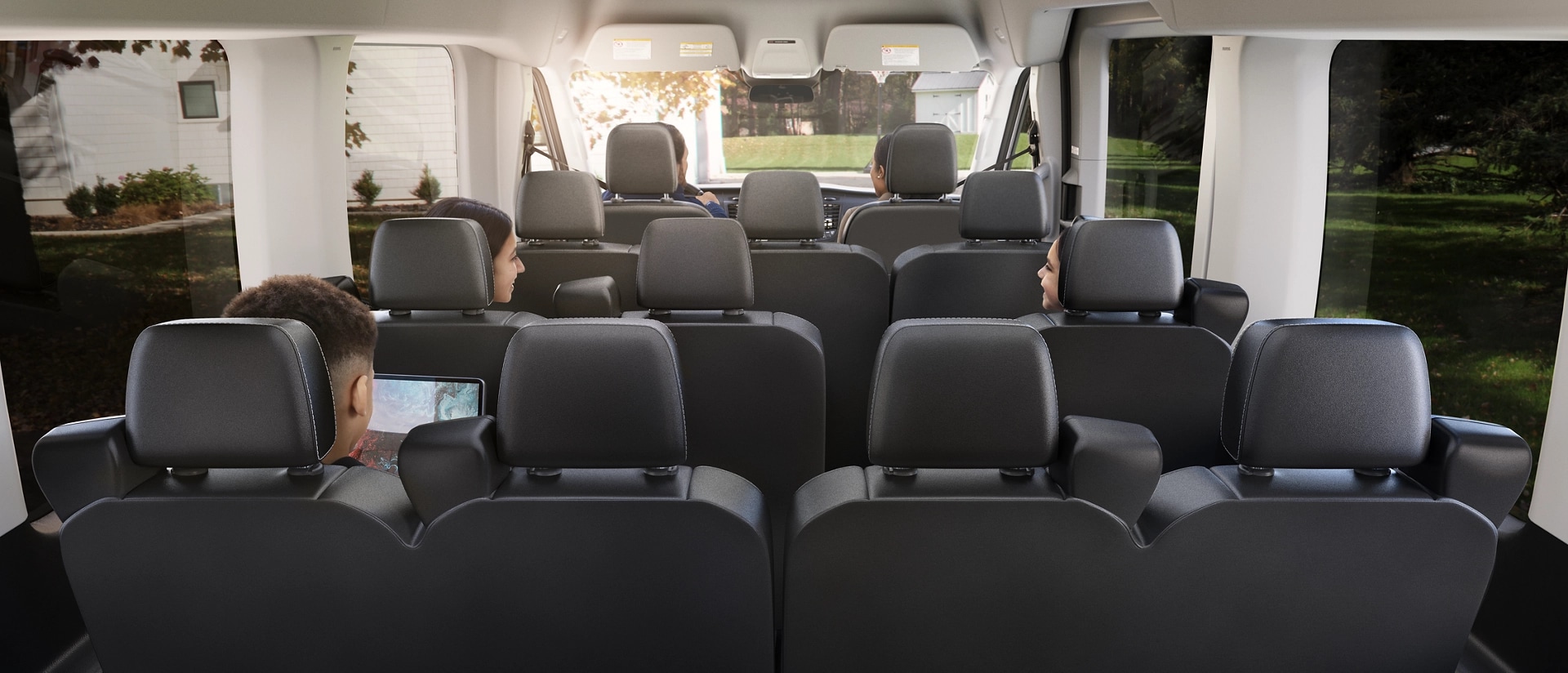 Vue de l’arrière de l’intérieur de la fourgonnette Ford Transit® 2025