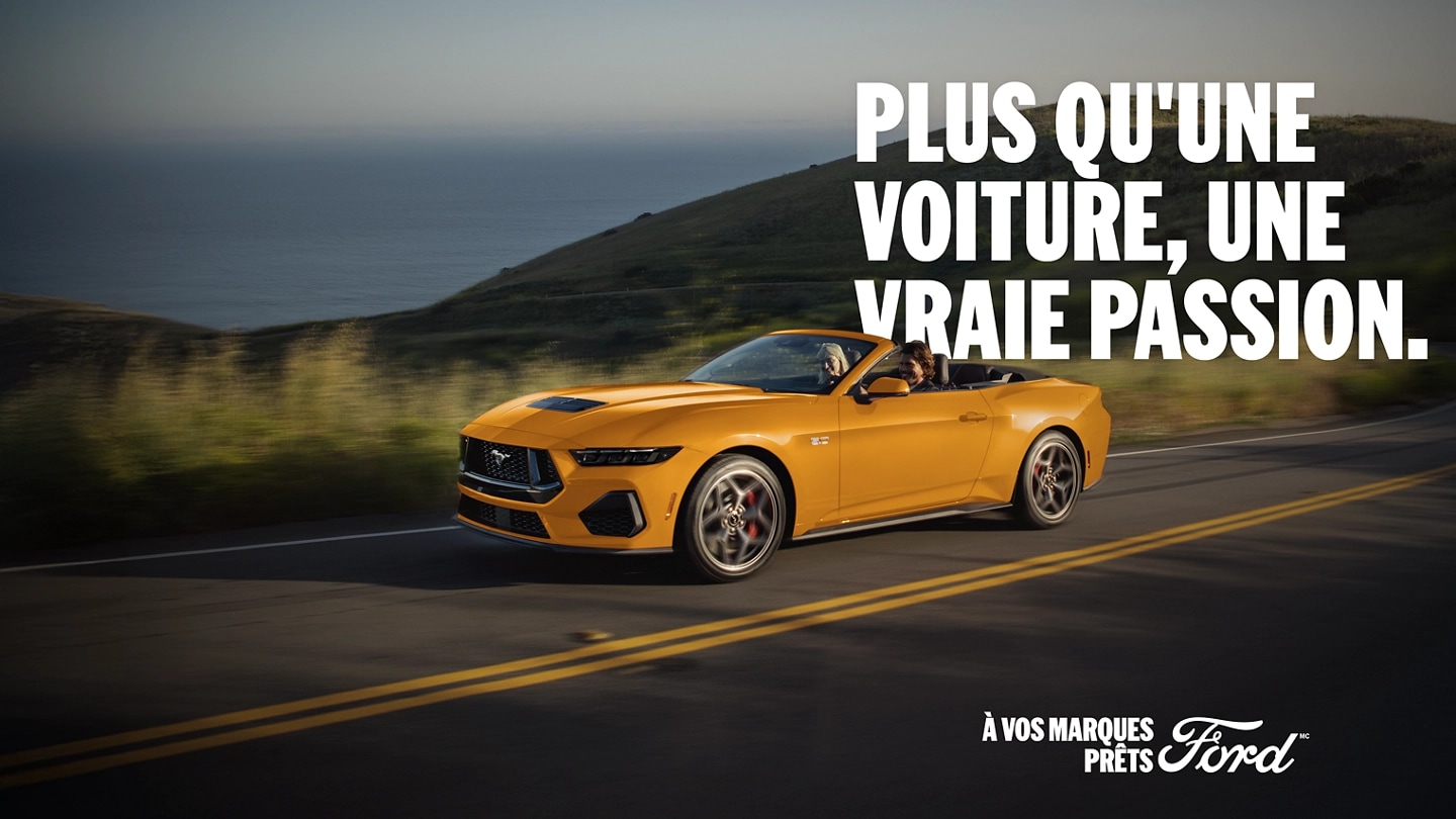 Ford Mustang® Dark Horse™ 2025 qui conduit dans un tunnel