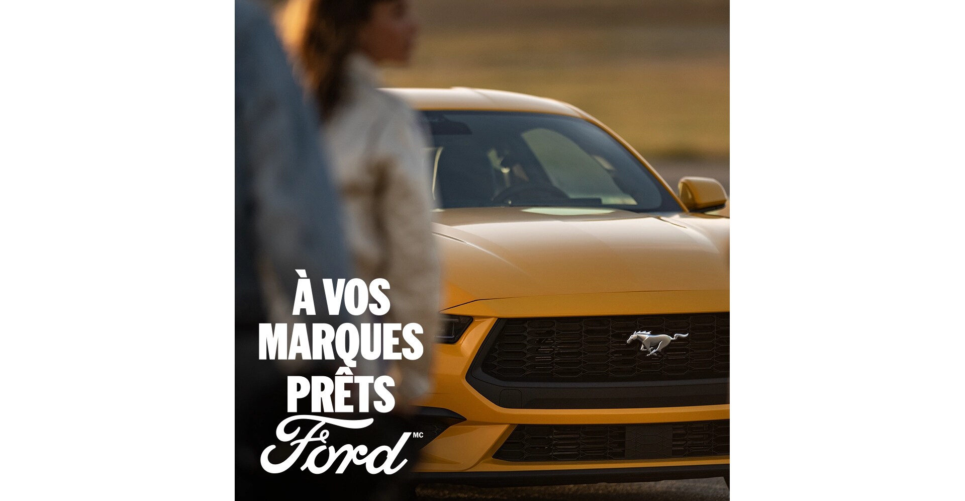 Une Ford Mustang® GT Premium Coupé jaune 2026 avec une femme au premier plan