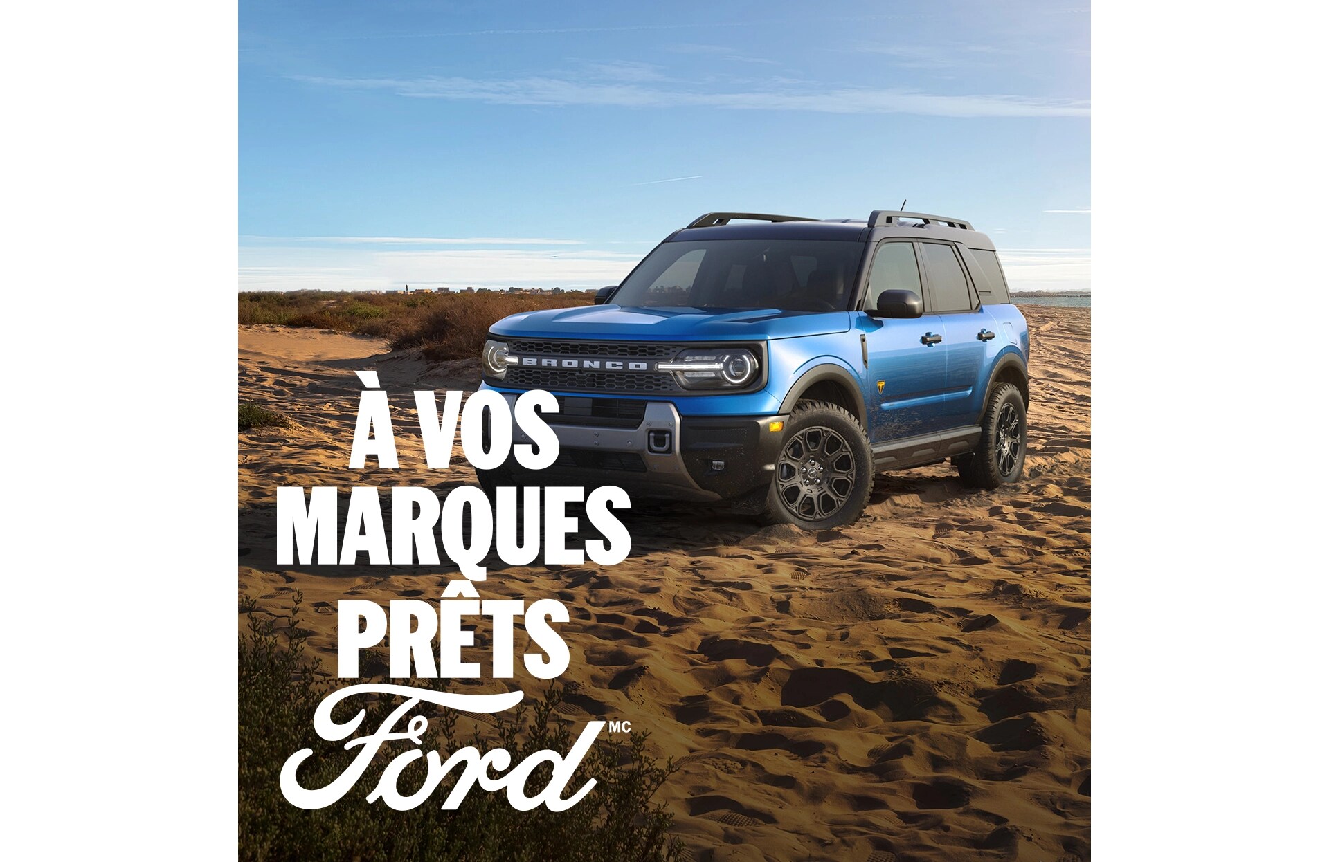 Vue de trois quarts avant d'un Ford Bronco Sport bleu garé dans le désert. À vos marques, prêts, Ford.