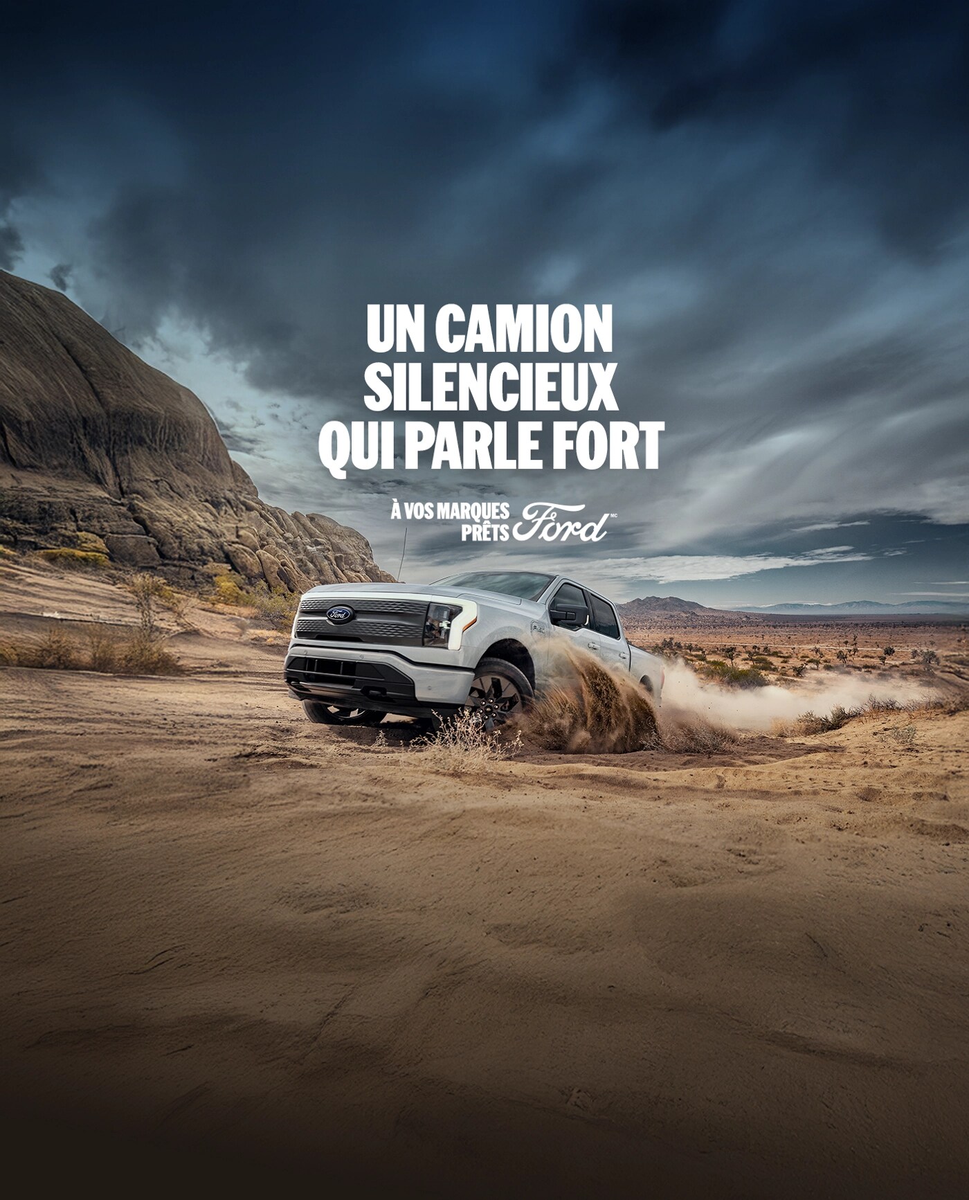 Profil aérien d'un Ford F 150 Lightning blanc roulant hors route sur un terrain dégagé. Un camion silencieux qui parle fort. À vos marques, prêts, Ford.