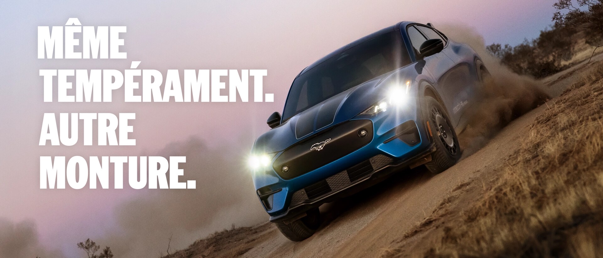 Même tempérament. Différente monture. Un VUS électrique Ford Mustang Mach E bleu roulant vers vous.